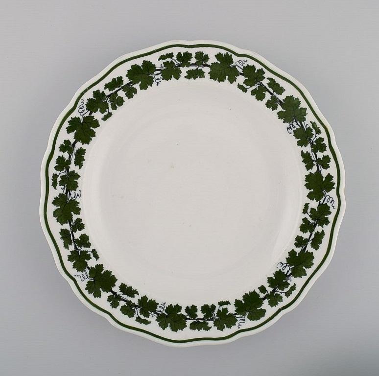 Three Meissen green ivy vine leaf plates in hand-painted porcelain. 20th century.
Deep plates measure: 23.5 x 4.8 cm.
Flat plate diameter: 25.5 cm.
In excellent condition.
Stamped.
3rd factory quality.