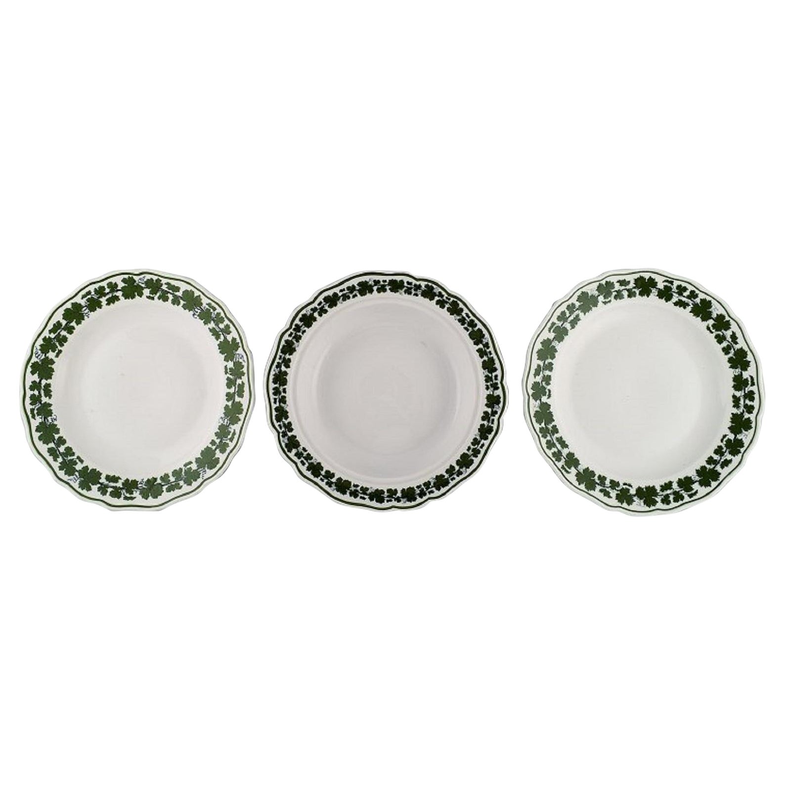 Tre piatti in porcellana di Meissen Porcelain dipinti a mano con foglie di edera verde