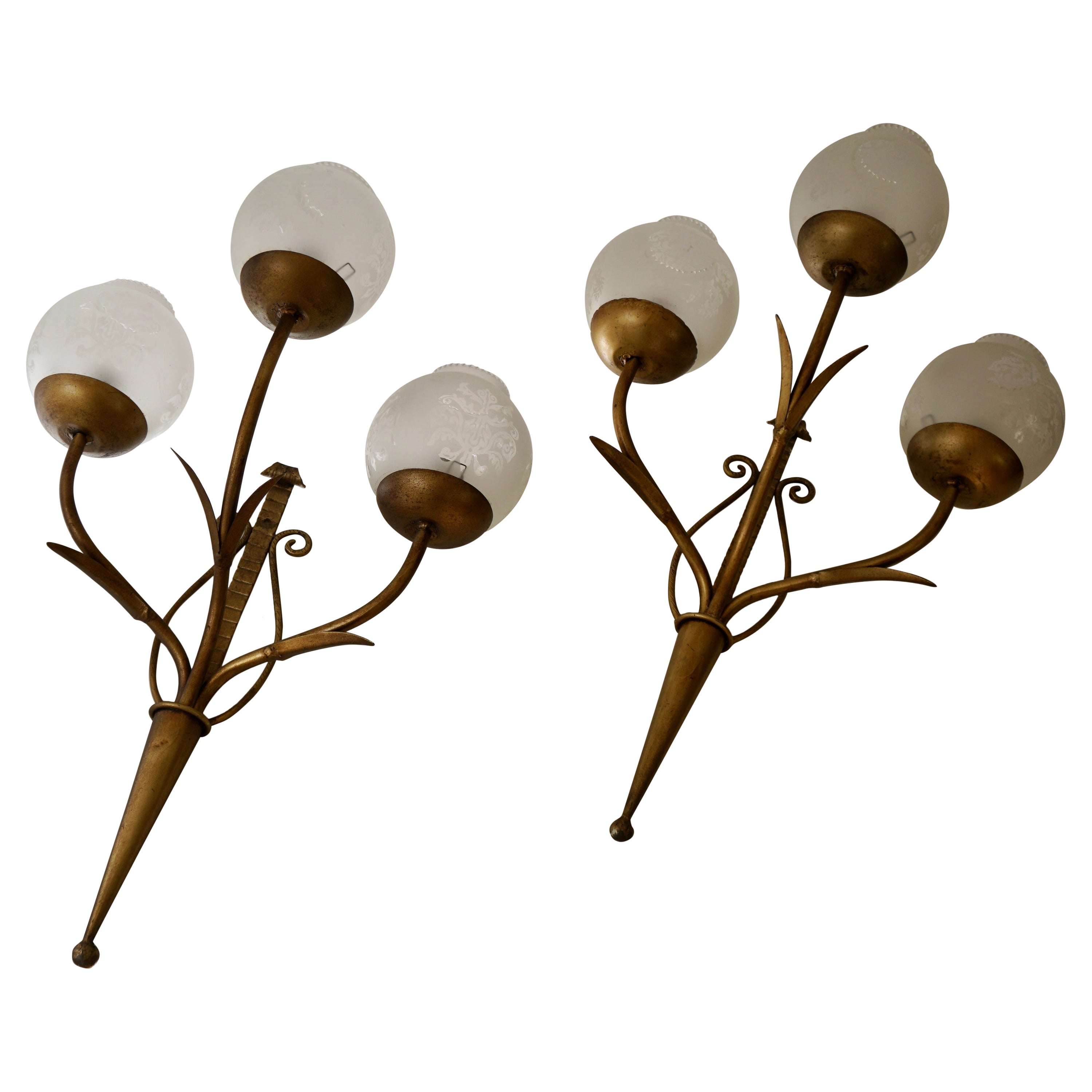 Trois lampes murales en métal doré avec abat-jour en verre en vente