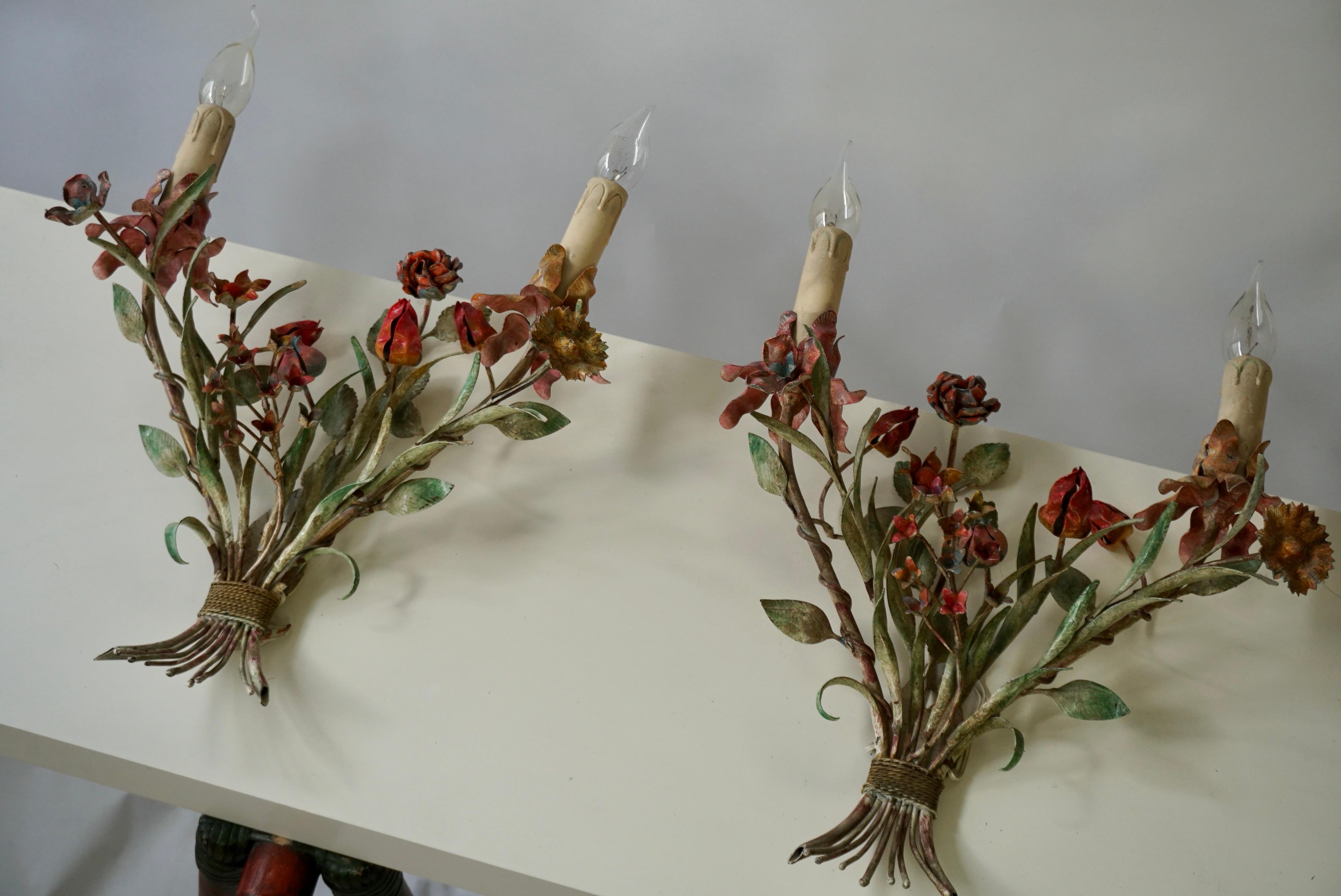 Three Metal Tole Colorful Painted Romantic Roses Flowers Bouquet Wall Lamp Italy In Good Condition For Sale In Antwerp, BE
