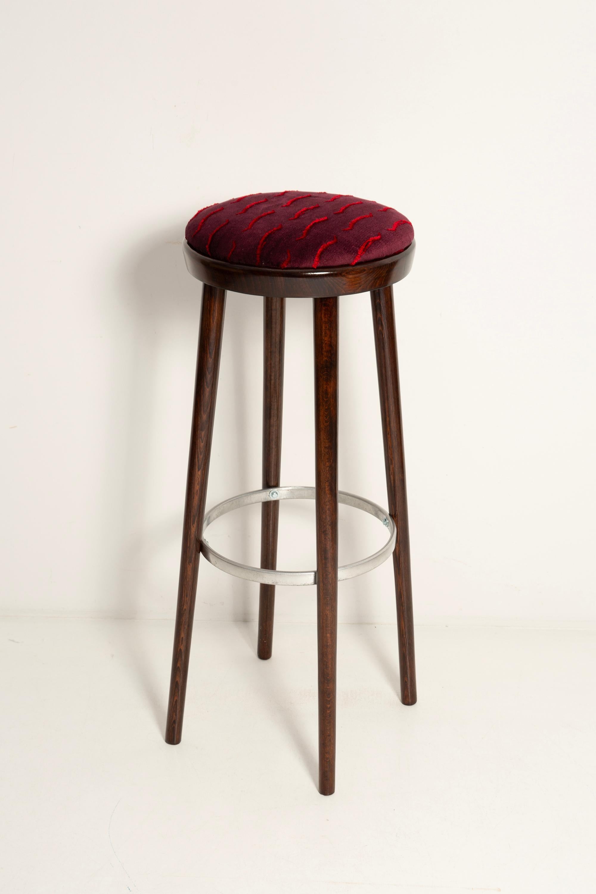 Taburetes de principios de los años 60 y 70. 

Tapicería verde oscuro, bonita y bien trabajada. Los taburetes constan de una parte tapizada, un asiento y patas de madera que se estrechan hacia abajo, características del estilo de los años sesenta.