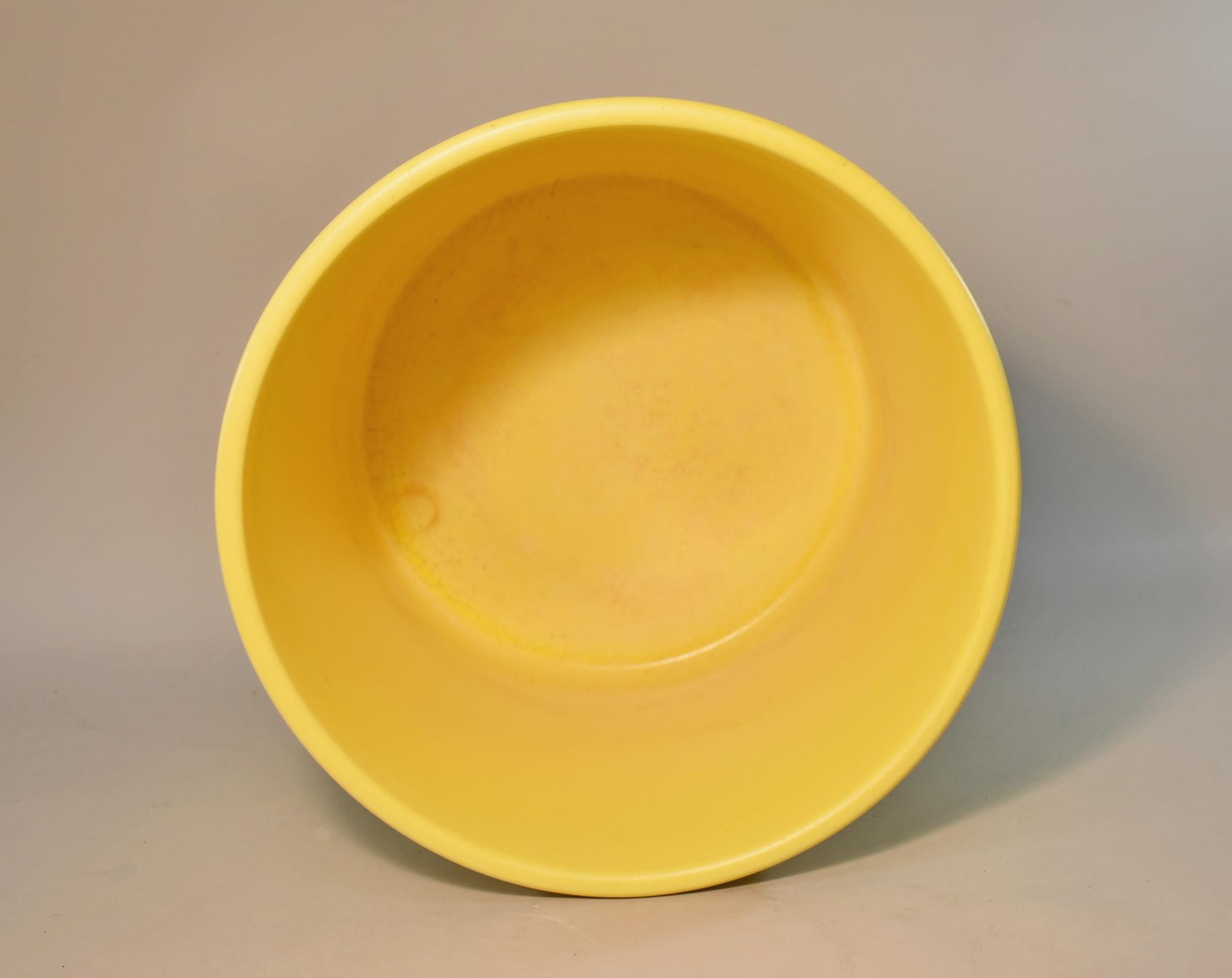 Three Mid-Century Modern Pale Yellow Gainey Ceramics Planters In Good Condition In Toledo, OH
