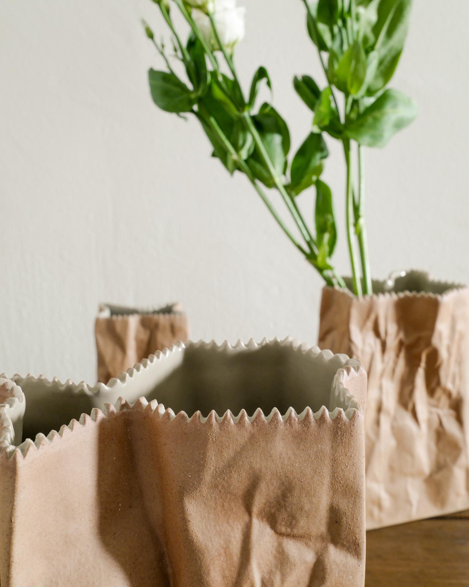 Ensemble de trois vases en céramique grès « Paper Bag » de Tapio Wirkkala, 1970 Bon état - En vente à Stockholm, SE