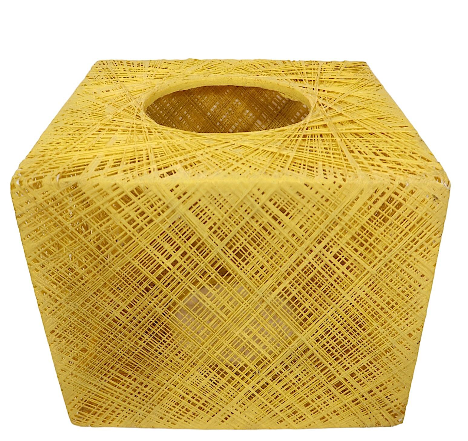 Tres mesas cúbicas de fibra de vidrio hilada de Russell Woodard de mediados de siglo, alrededor de 1970 en venta 4