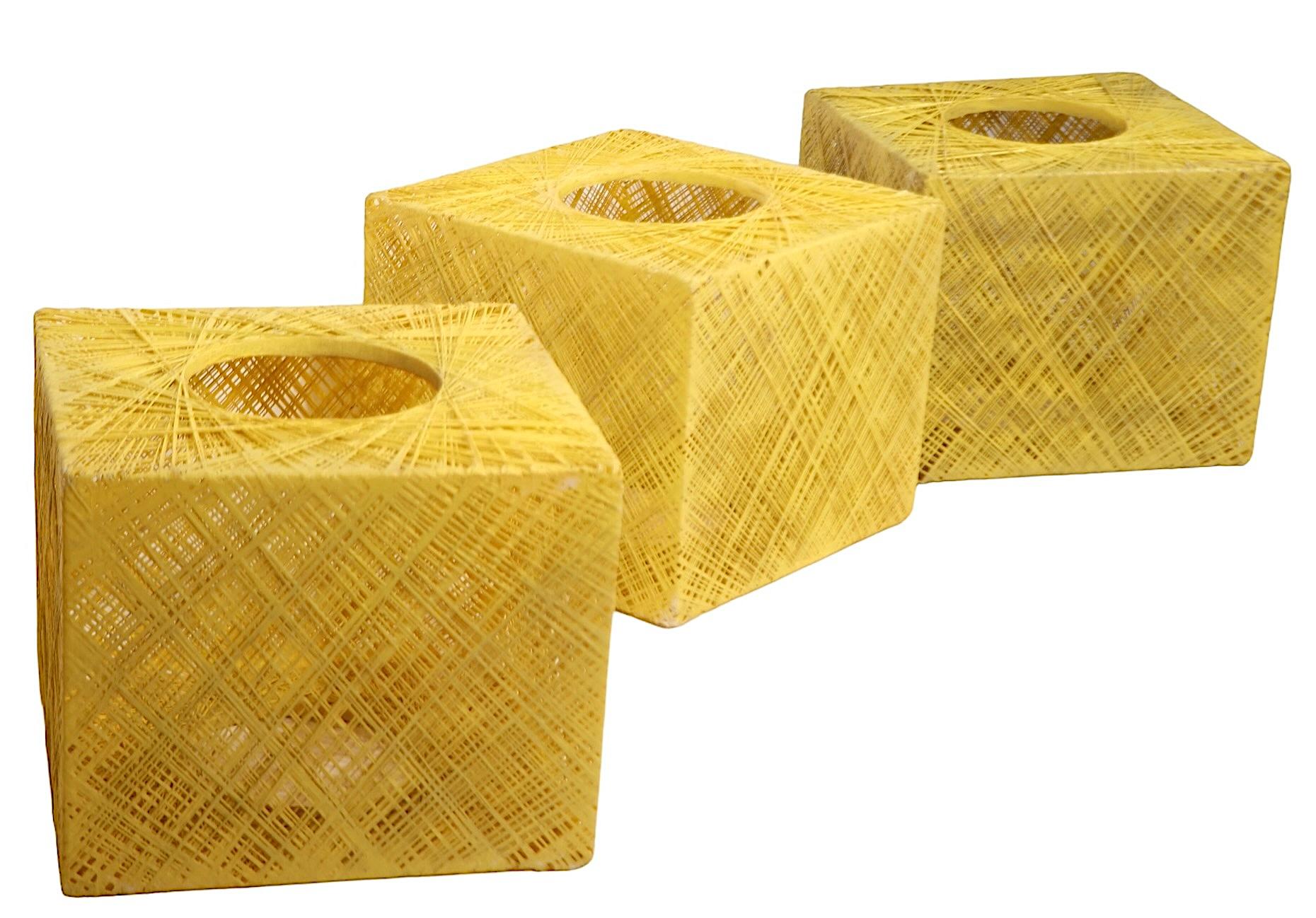 Tres mesas cúbicas de fibra de vidrio hilada de Russell Woodard de mediados de siglo, alrededor de 1970 en venta 6