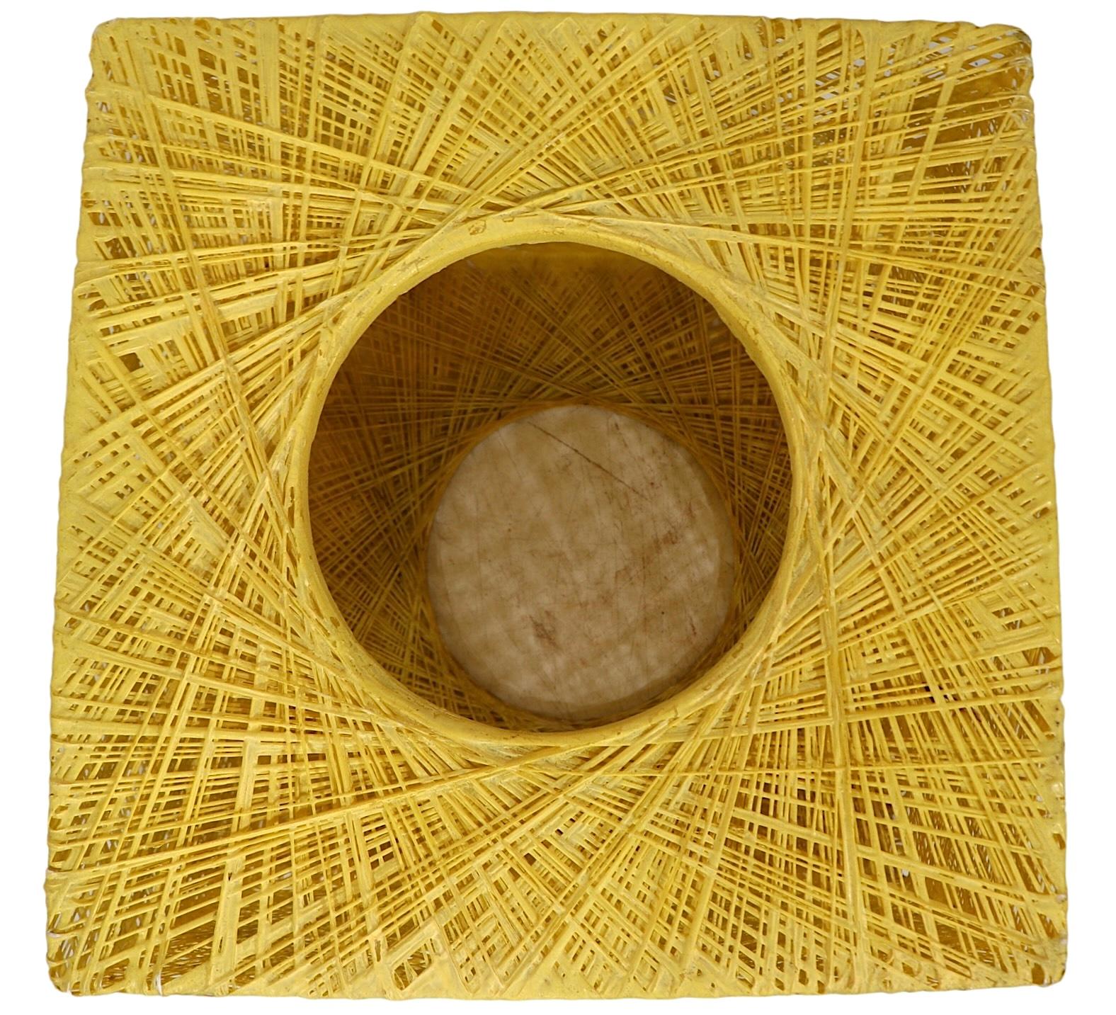 Tres mesas cúbicas de fibra de vidrio hilada de Russell Woodard de mediados de siglo, alrededor de 1970 en venta 7