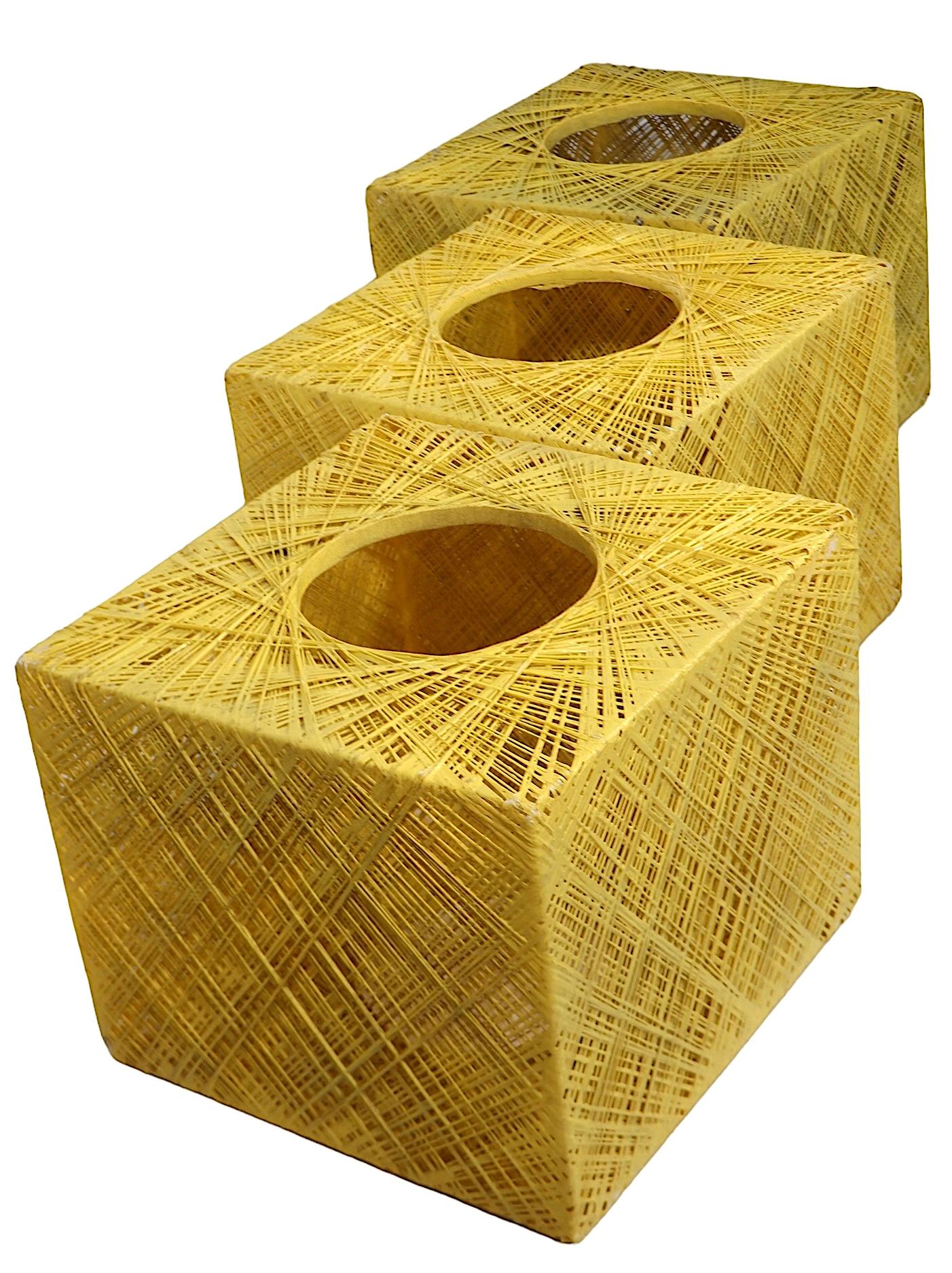 Tres mesas cúbicas de fibra de vidrio hilada de Russell Woodard de mediados de siglo, alrededor de 1970 en venta 8