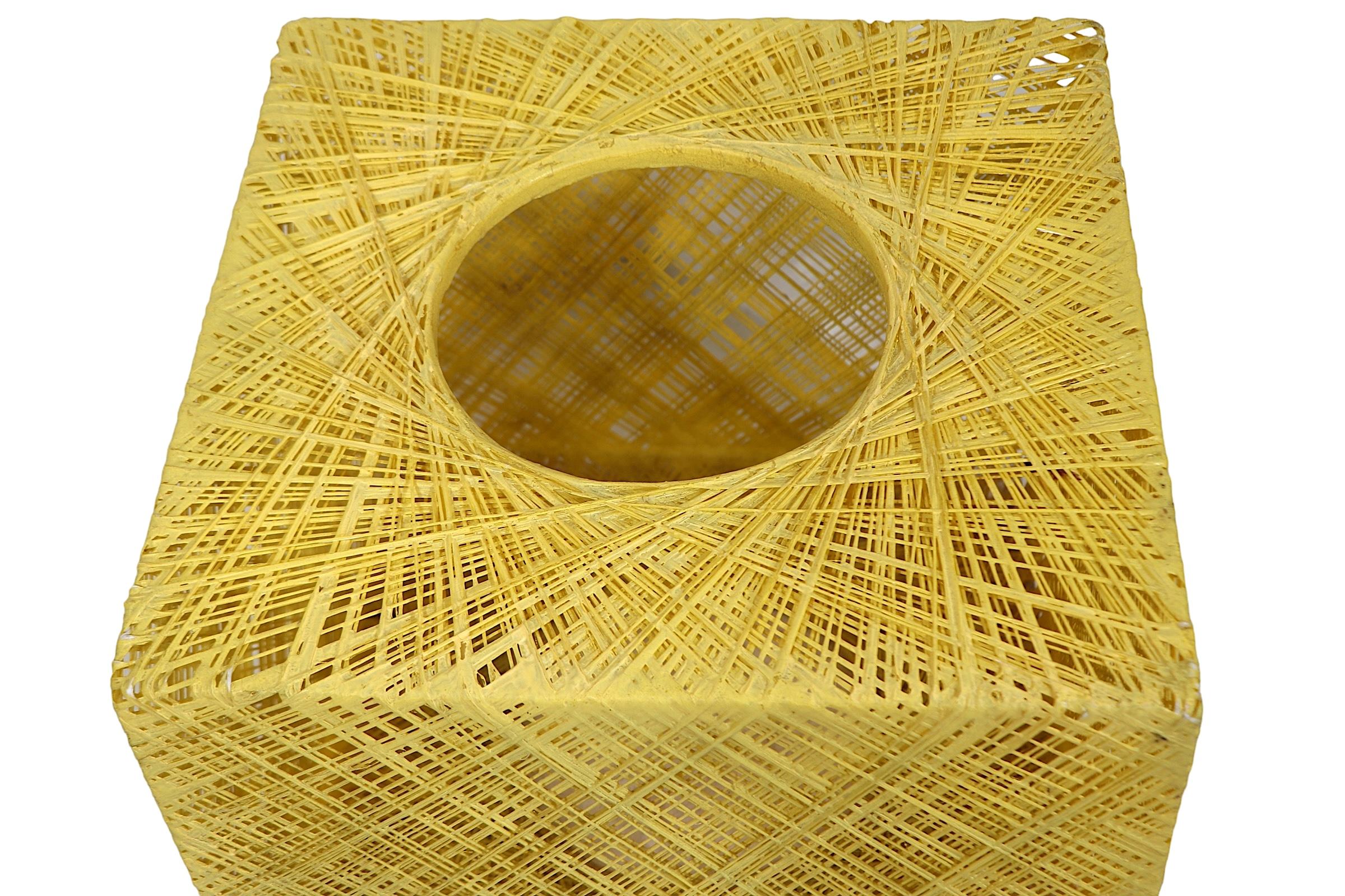 Tres bases de mesa cúbicas de fibra de vidrio hilada, de Russell Woodard, de hacia la década de 1970, en acabado amarillo original. Las bases de los cubos tenían originalmente tapas de cristal,  hemos mostrado una mesa con tapa de cristal para
