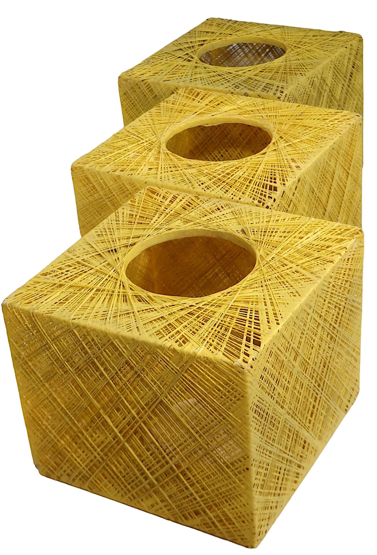 Tres mesas cúbicas de fibra de vidrio hilada de Russell Woodard de mediados de siglo, alrededor de 1970 Posmoderno en venta