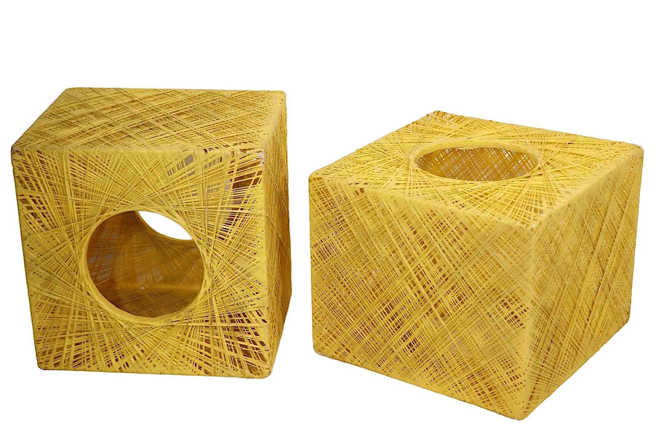 Tres mesas cúbicas de fibra de vidrio hilada de Russell Woodard de mediados de siglo, alrededor de 1970 Estadounidense en venta