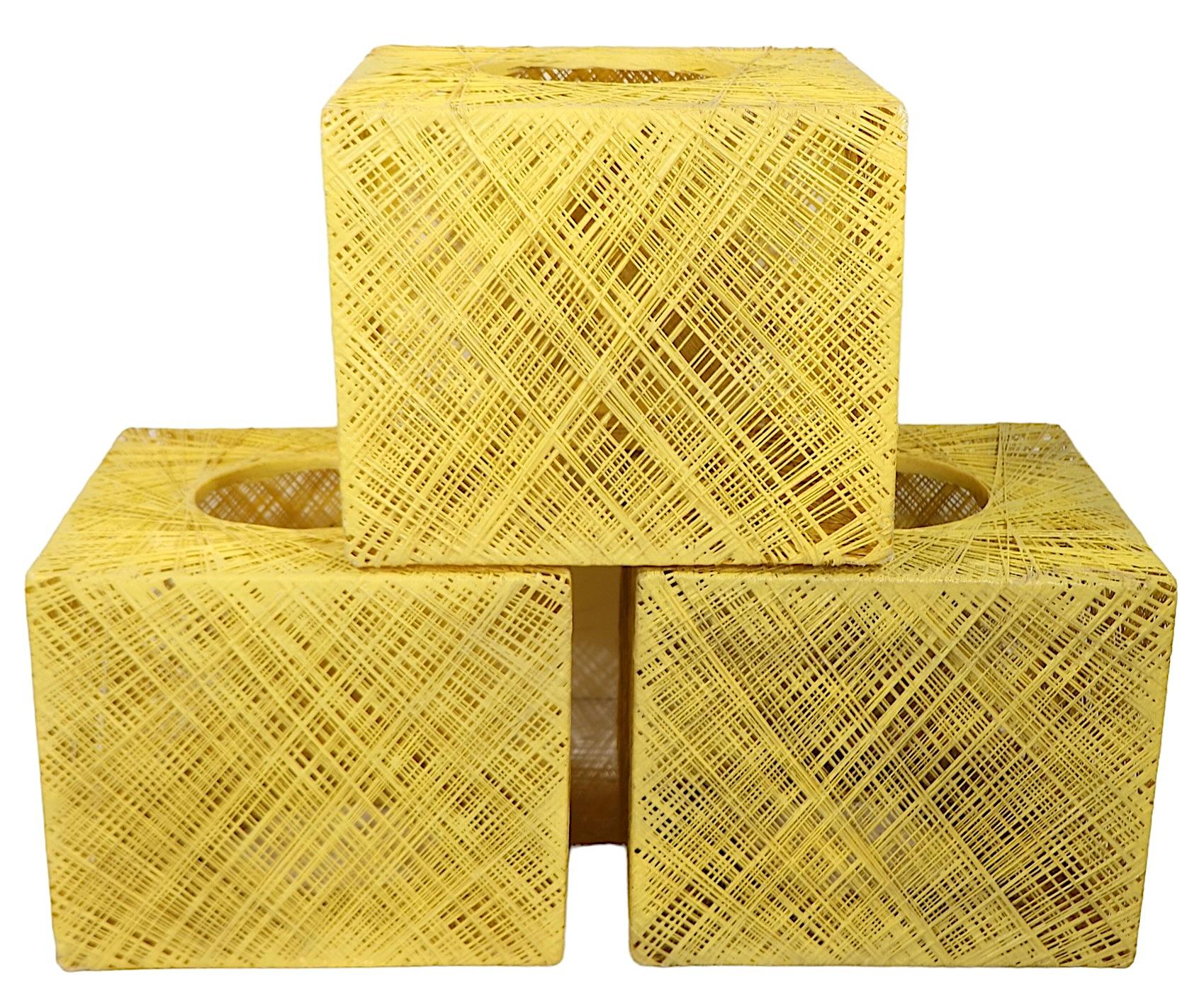 Tres mesas cúbicas de fibra de vidrio hilada de Russell Woodard de mediados de siglo, alrededor de 1970 en Bueno estado para la venta en New York, NY