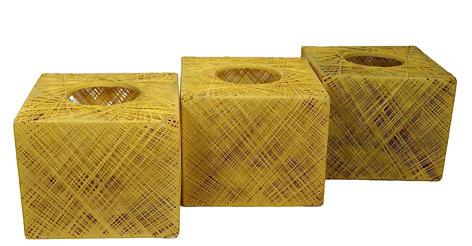 Tres mesas cúbicas de fibra de vidrio hilada de Russell Woodard de mediados de siglo, alrededor de 1970 Fibra de vidrio en venta