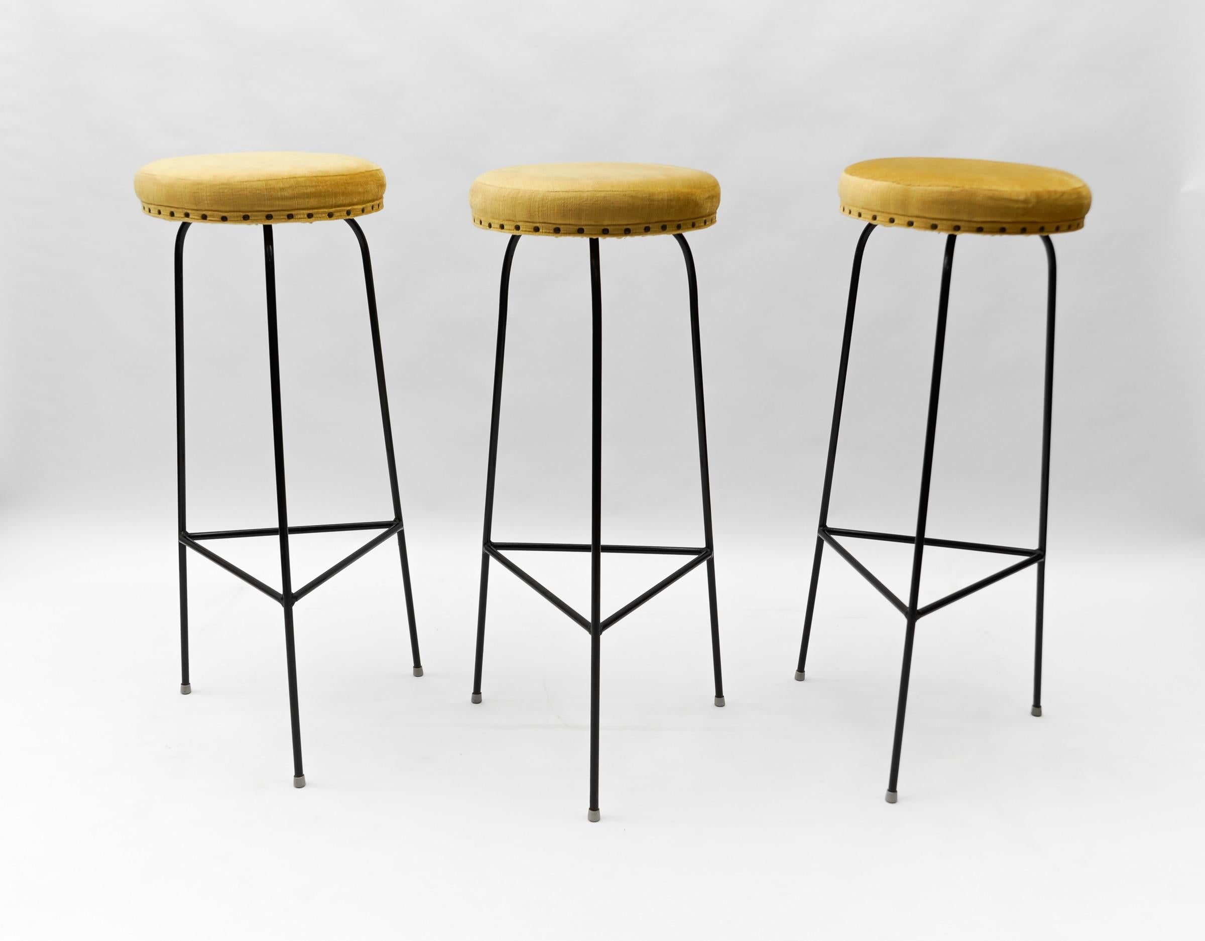 Drei minimalistische Mid-Century-Modern-Barhocker mit Schnur, 1950er Jahre (Moderne der Mitte des Jahrhunderts) im Angebot
