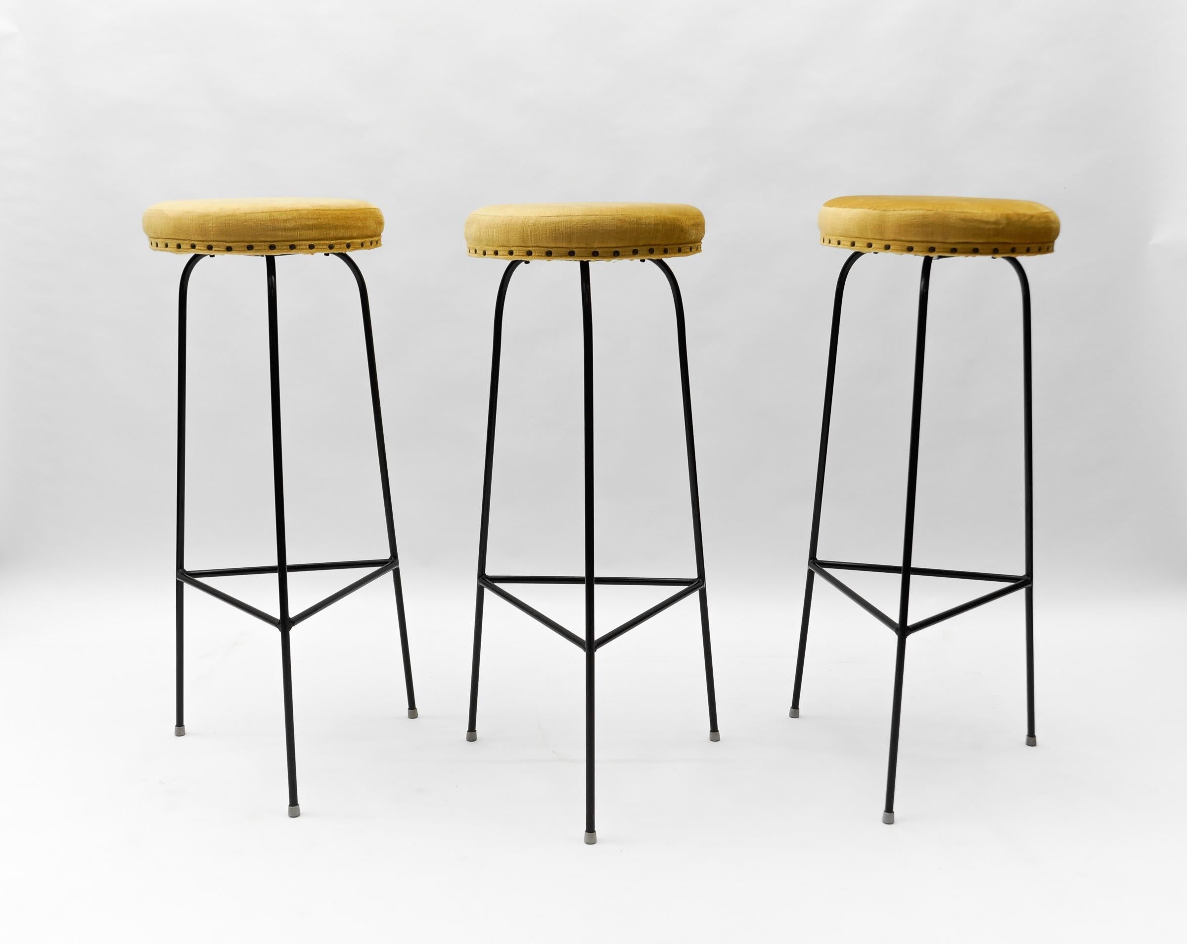 Drei minimalistische Mid-Century-Modern-Barhocker mit Schnur, 1950er Jahre (Deutsch) im Angebot