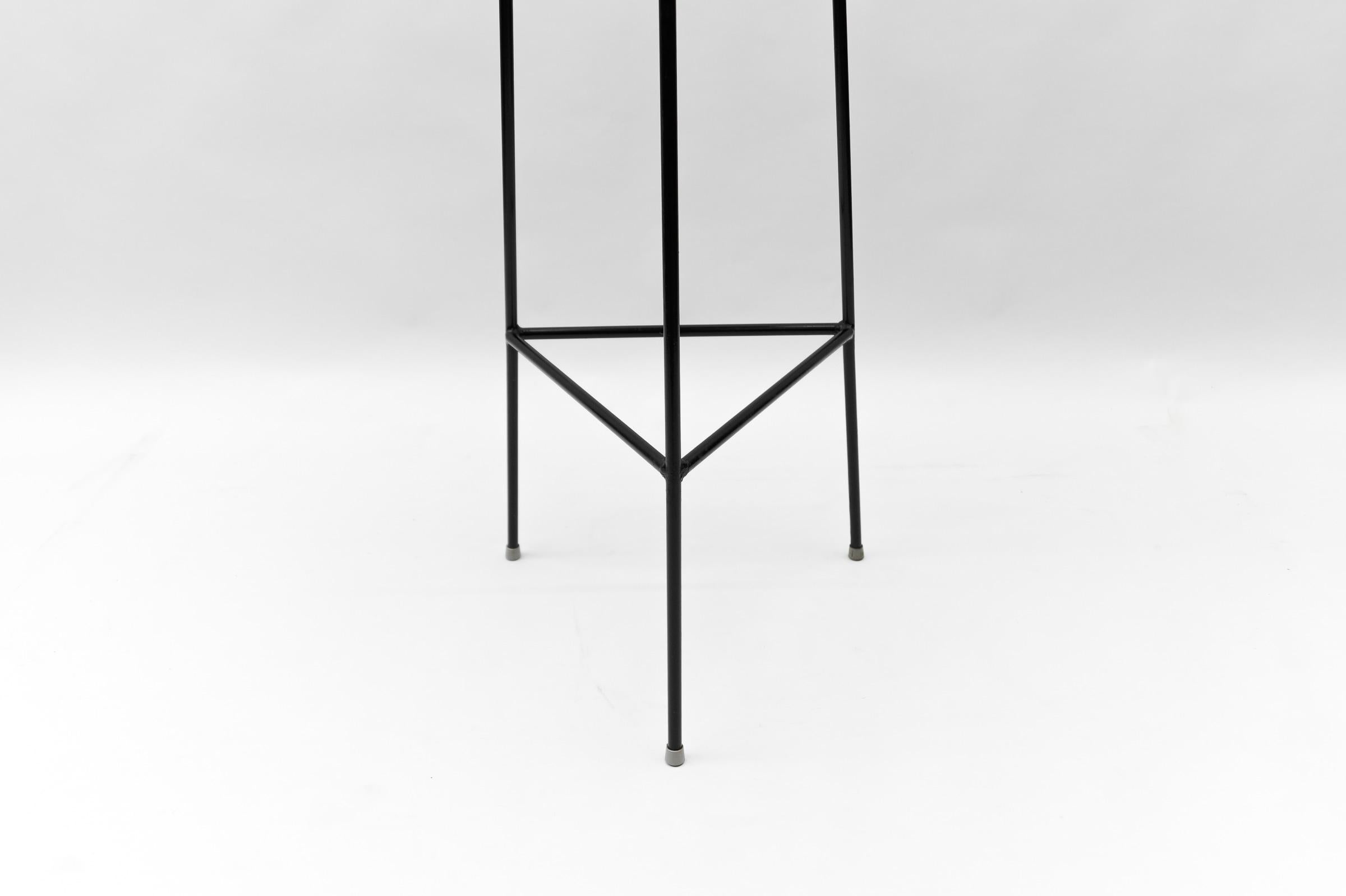Drei minimalistische Mid-Century-Modern-Barhocker mit Schnur, 1950er Jahre (Metall) im Angebot