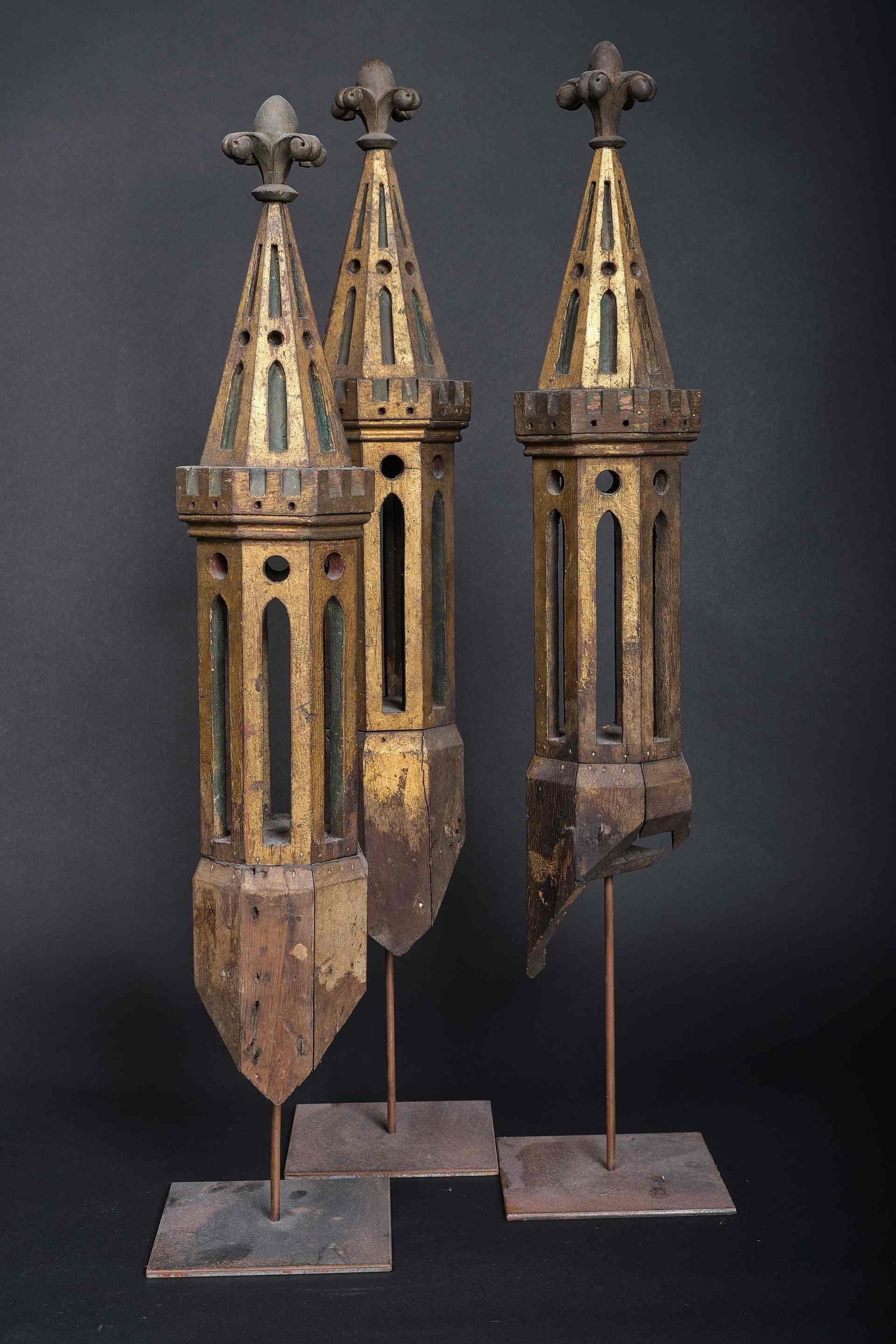 Satz mit drei Turmmodellen. Wahrscheinlich von einem Architekturprojekt der Nazarener. Teilweise golden. Frankreich um 1870. 77,5/76/72 cm. HD-Fotos werden verfügbar sein.