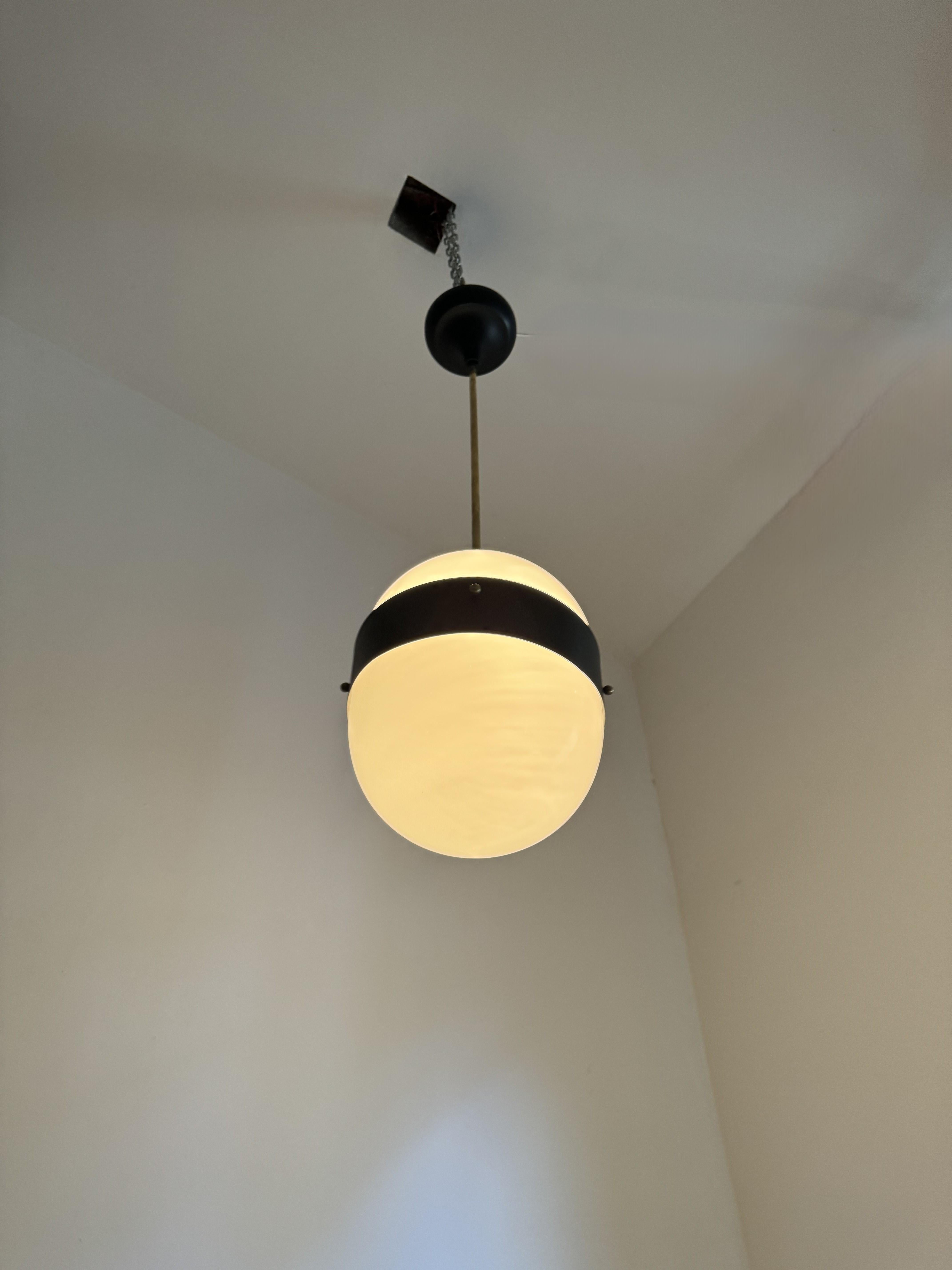 Mid-Century moderno Due lanterne italiane moderniste ITSO Stilnovo in ottone e vetro opalino, anni '50 in vendita