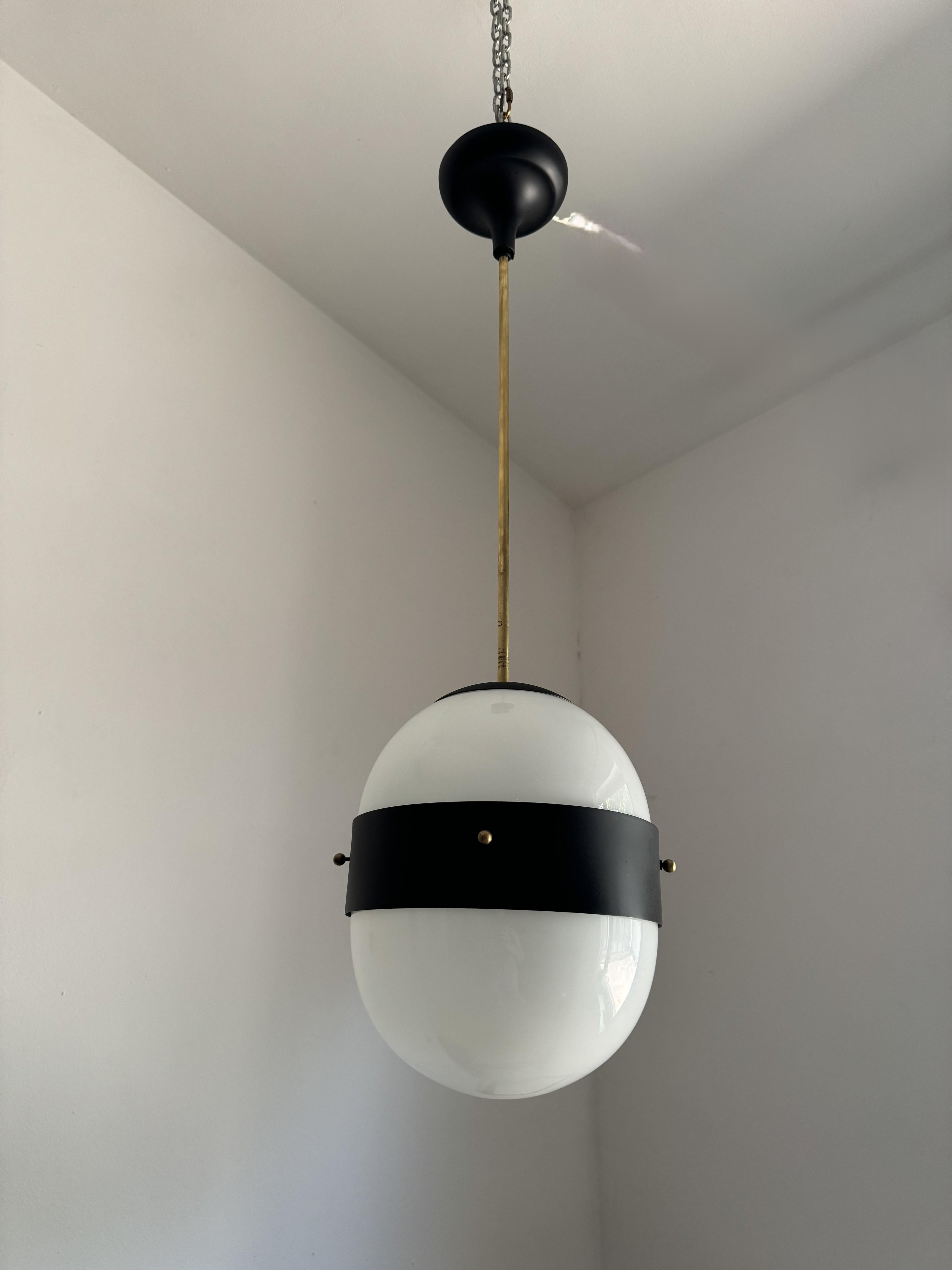 Metà XX secolo Due lanterne italiane moderniste ITSO Stilnovo in ottone e vetro opalino, anni '50 in vendita