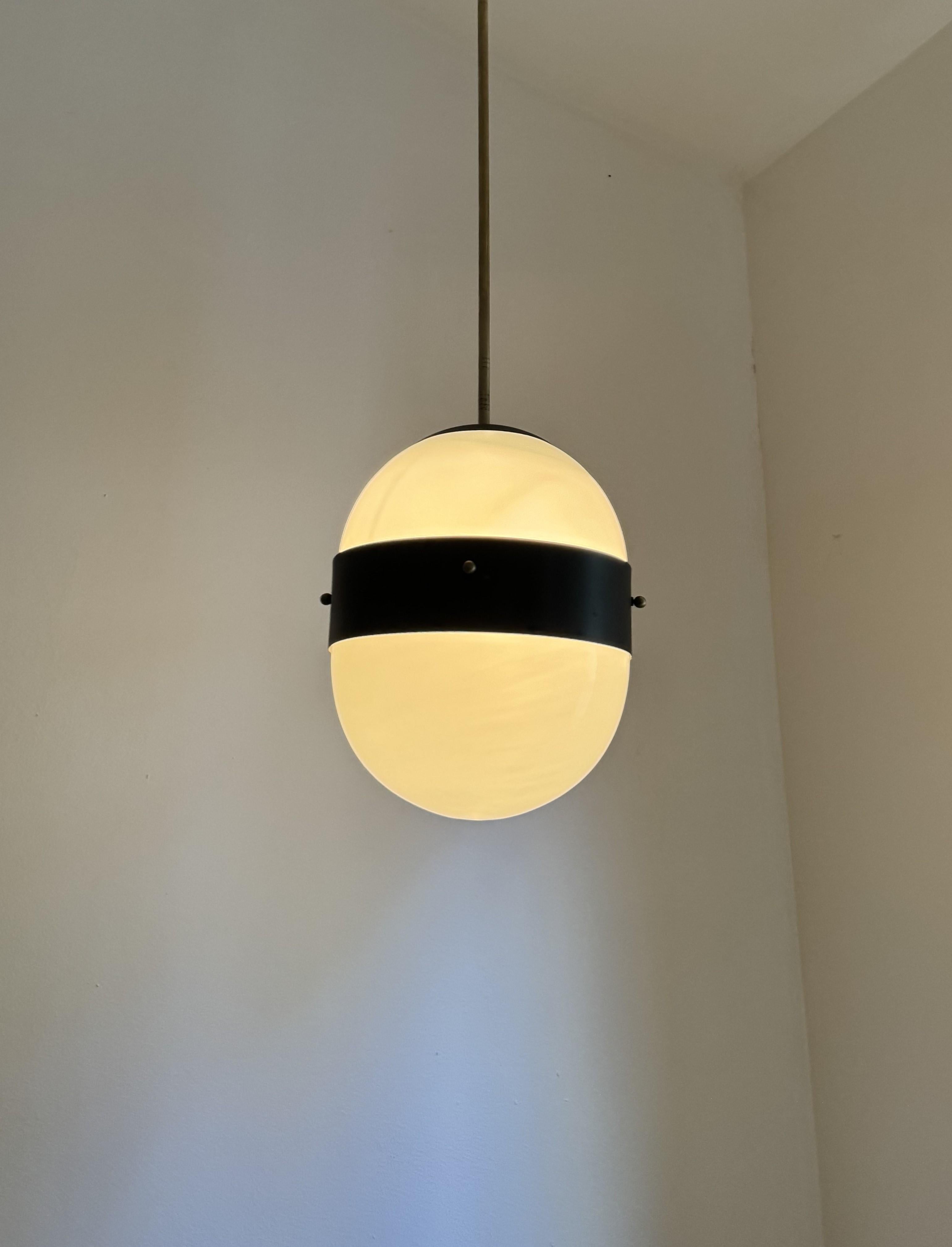 Ottone Due lanterne italiane moderniste ITSO Stilnovo in ottone e vetro opalino, anni '50 in vendita