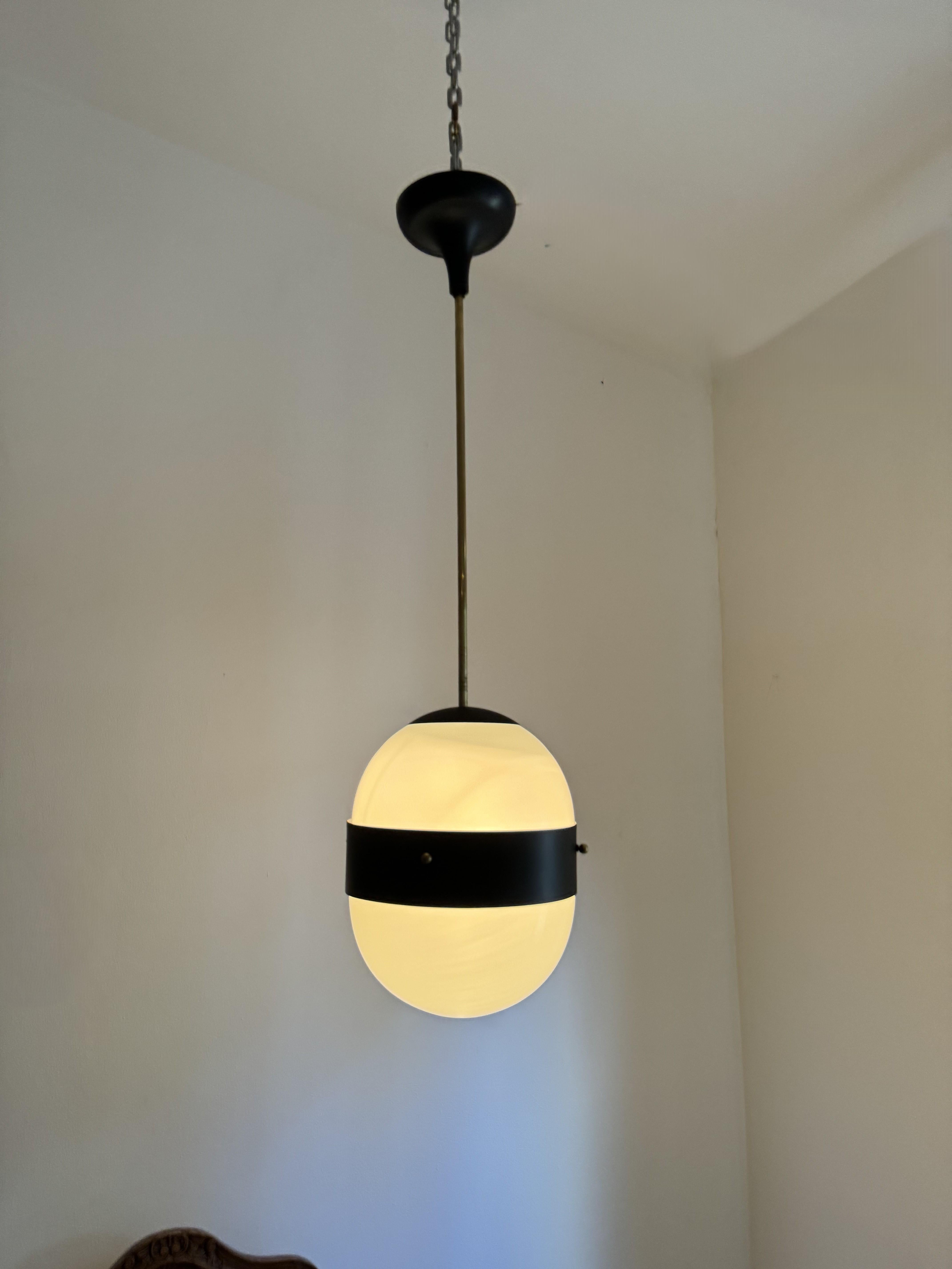 Due lanterne italiane moderniste ITSO Stilnovo in ottone e vetro opalino, anni '50 in vendita 2