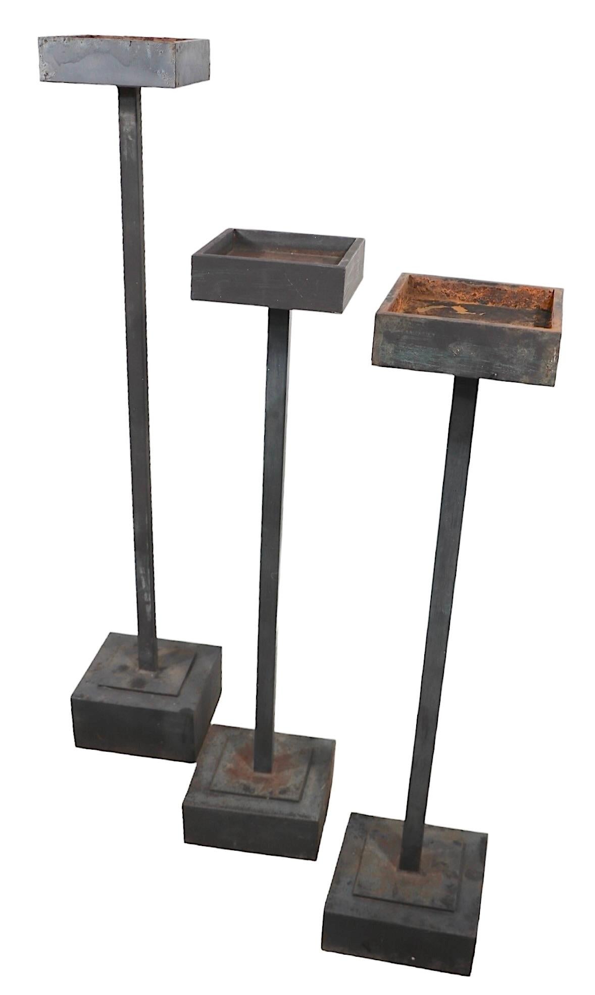 Tres Patio de Jardín de Estilo Modernista Minimalista Brutalista  Pedestales para pie de planta Estadounidense en venta