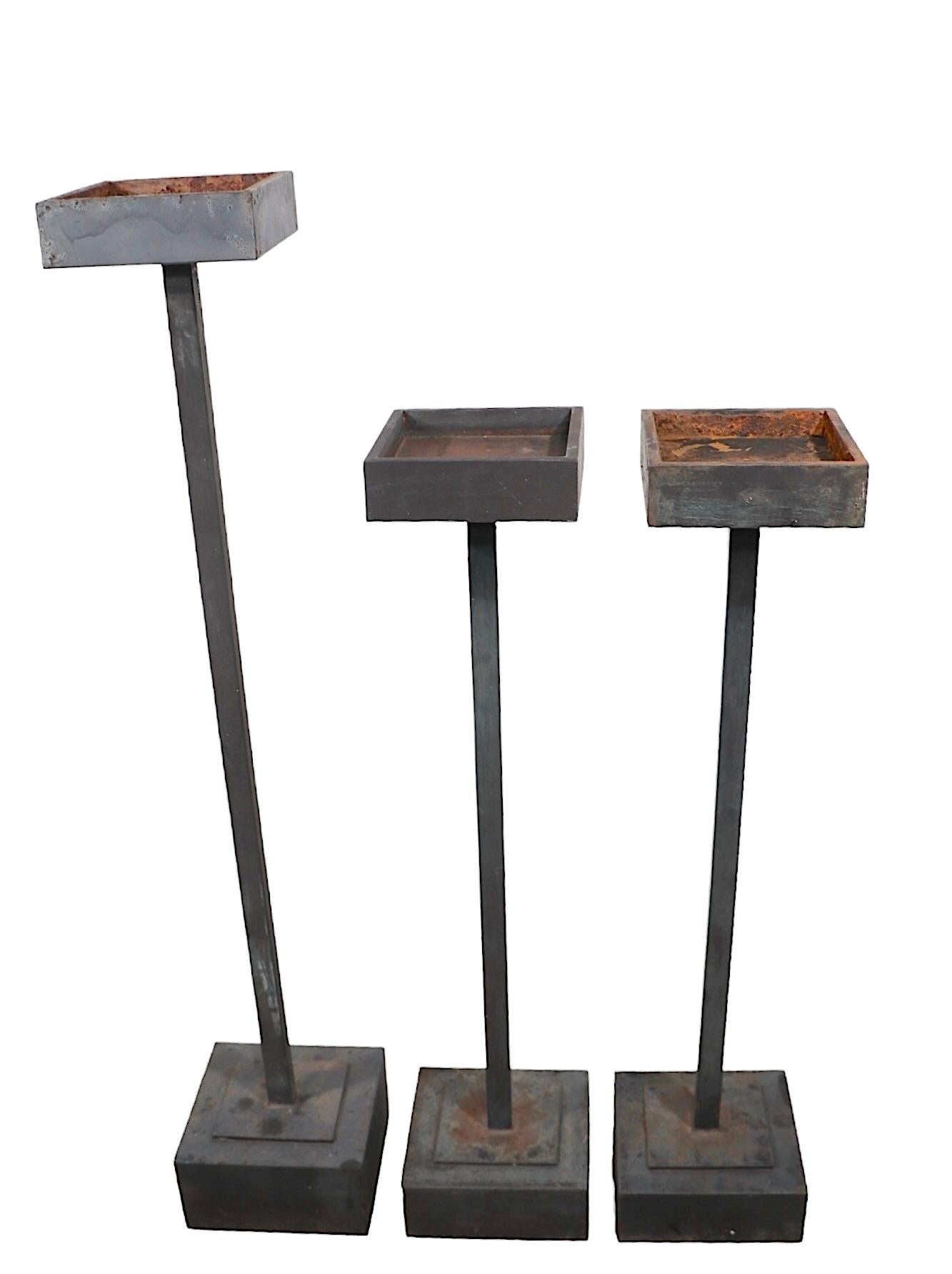 Tres Patio de Jardín de Estilo Modernista Minimalista Brutalista  Pedestales para pie de planta en Bueno estado para la venta en New York, NY