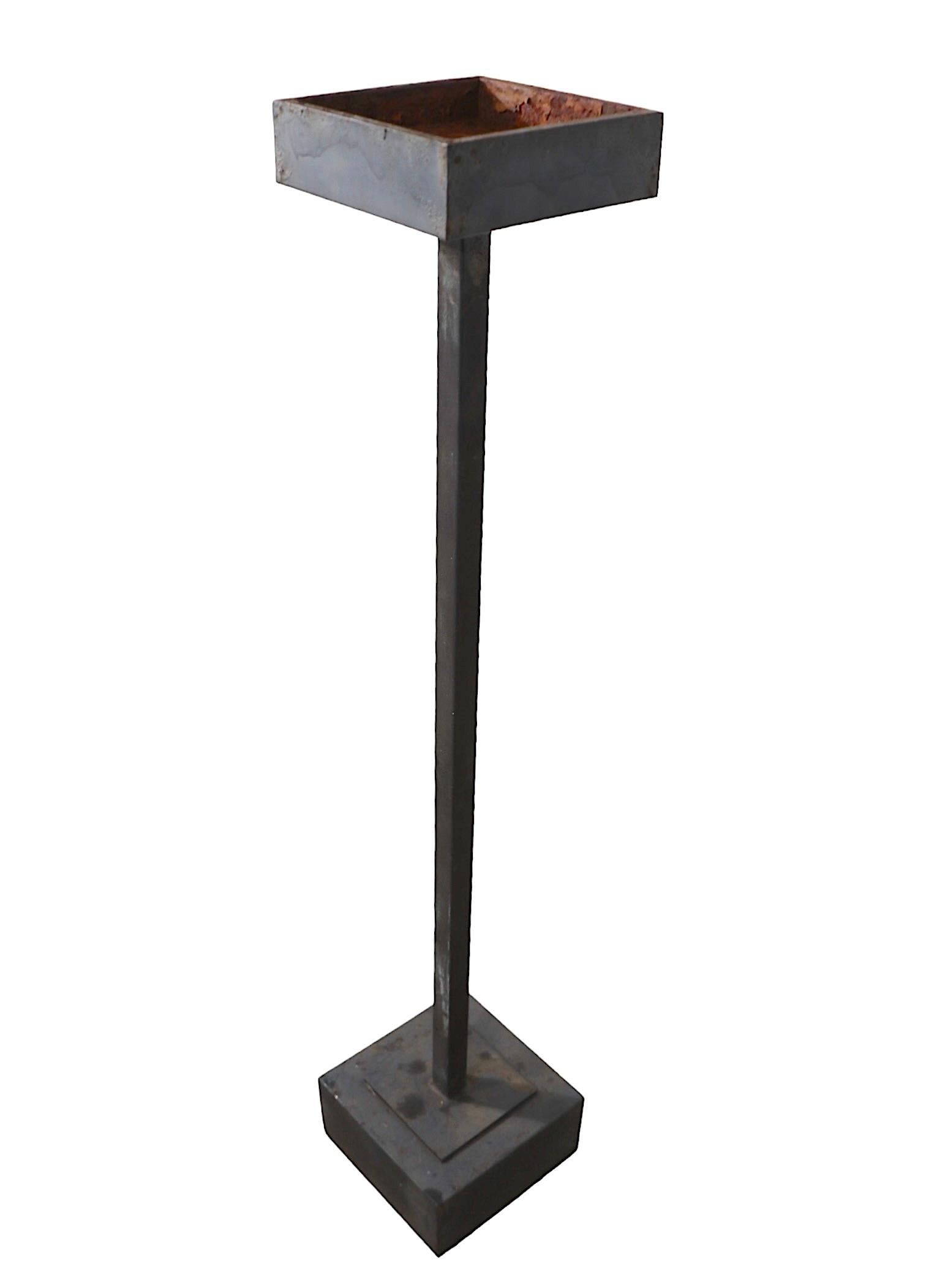 Tres Patio de Jardín de Estilo Modernista Minimalista Brutalista  Pedestales para pie de planta Metal en venta