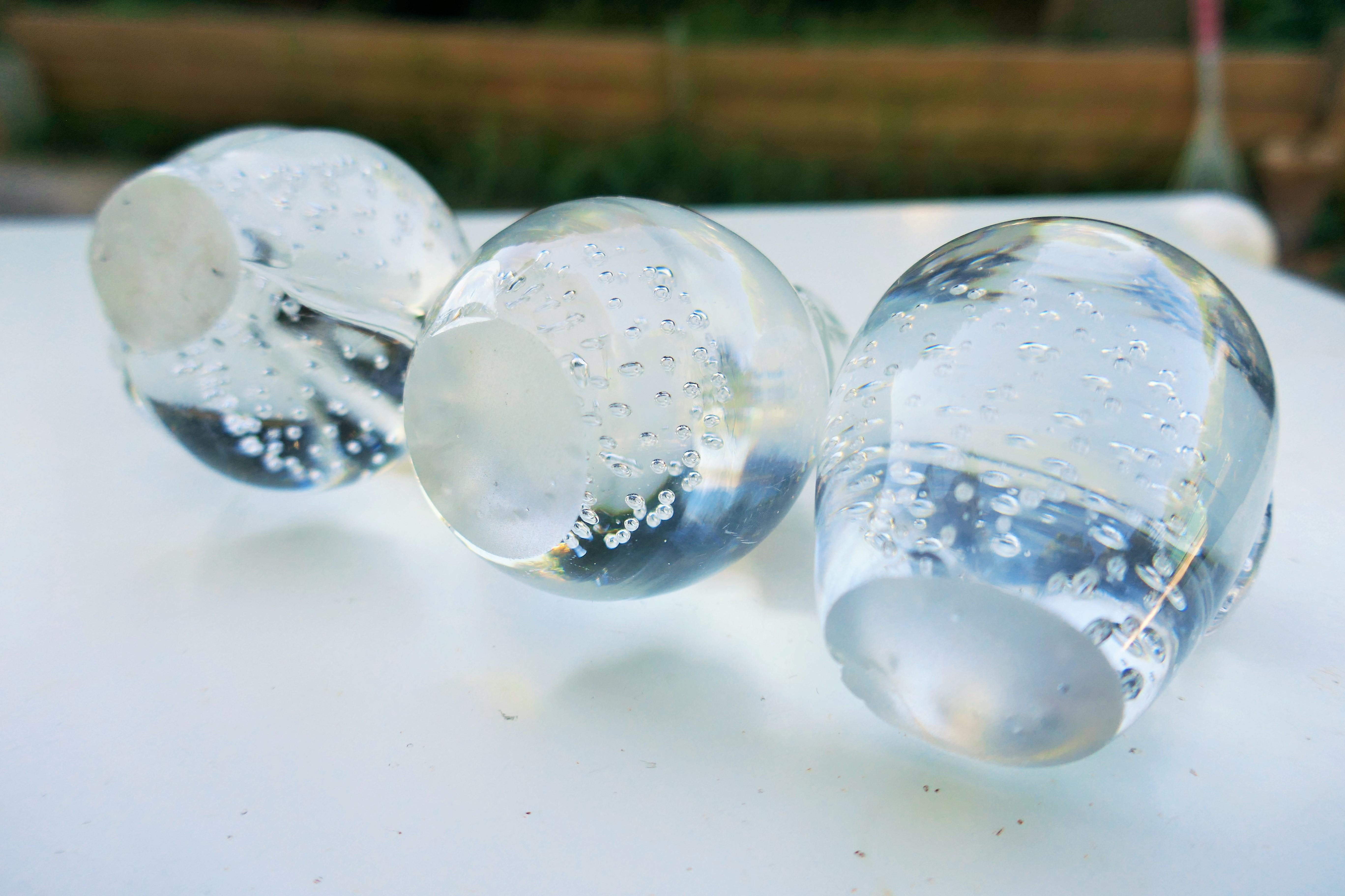 Drei Früchte aus Muranoglas, möglicherweise von Seguso oder Barovier.
Der obere Teil der Birne hat einen kleinen Riss.
Ich danke Ihnen.