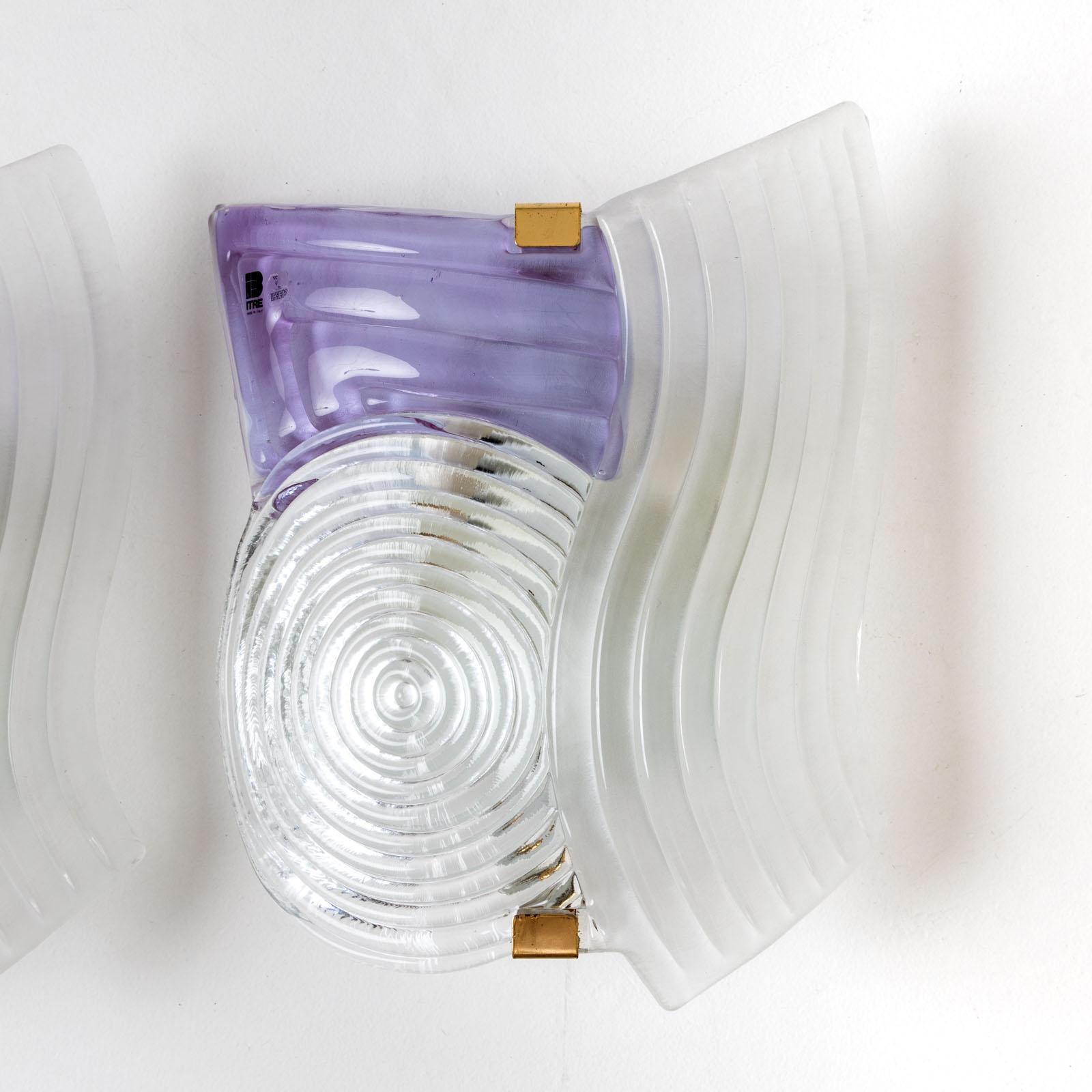Tre applique da parete in vetro di Murano viola e trasparente con struttura scanalata e montaggio in metallo. L'etichetta di ITRE Vetri sul lato.