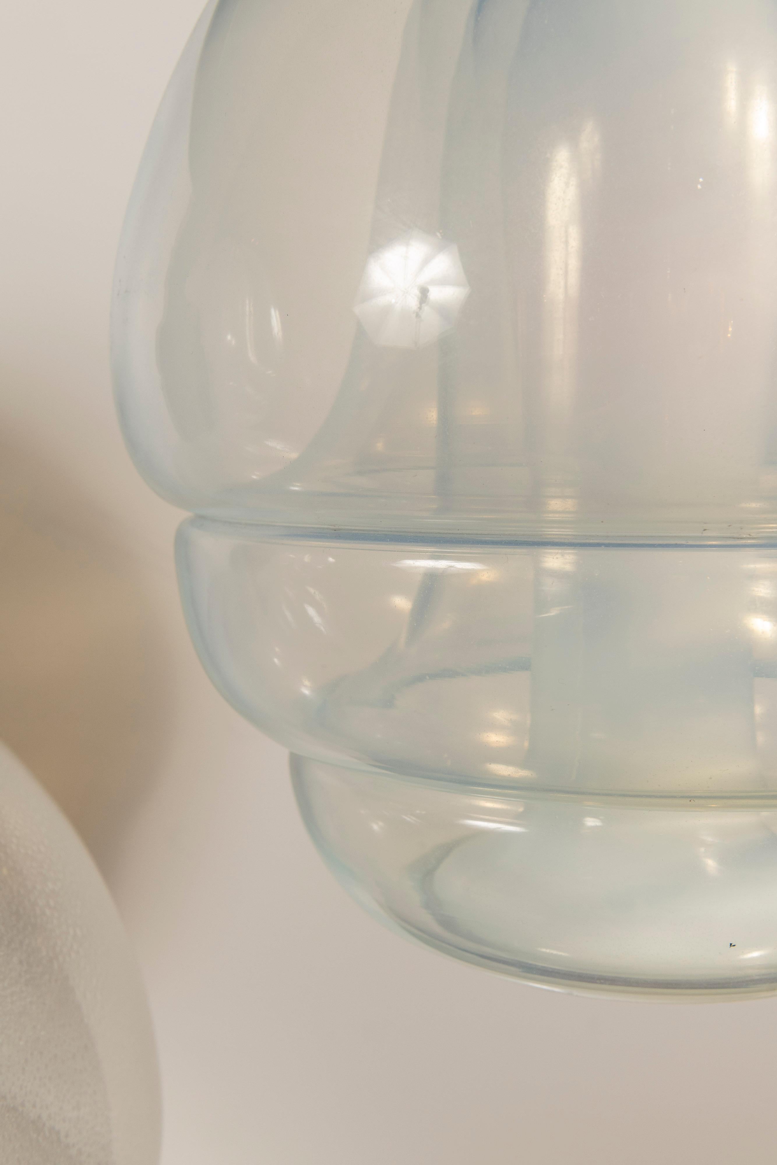 Nous disposons actuellement de deux de ces pendentifs Mazzega de grande collection, modèle LS 134, conçus par le souffleur de verre italien Carlo Nason, qui sont vendus séparément. La suspension est composée de quatre abat-jour en verre imbriqués,