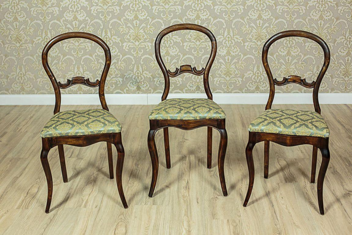 We present you chairs in the Neo-Rococo style, circa 1890.
They are light, elegant, with a balloon backrest.
The frontal legs are cabriole bent, whereas the rear turn into the frame of the backrest.
Furthermore, the seat is upholstered with