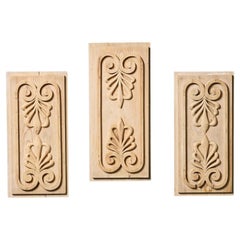 Trois panneaux anthémones néoclassiques en pin sculpté