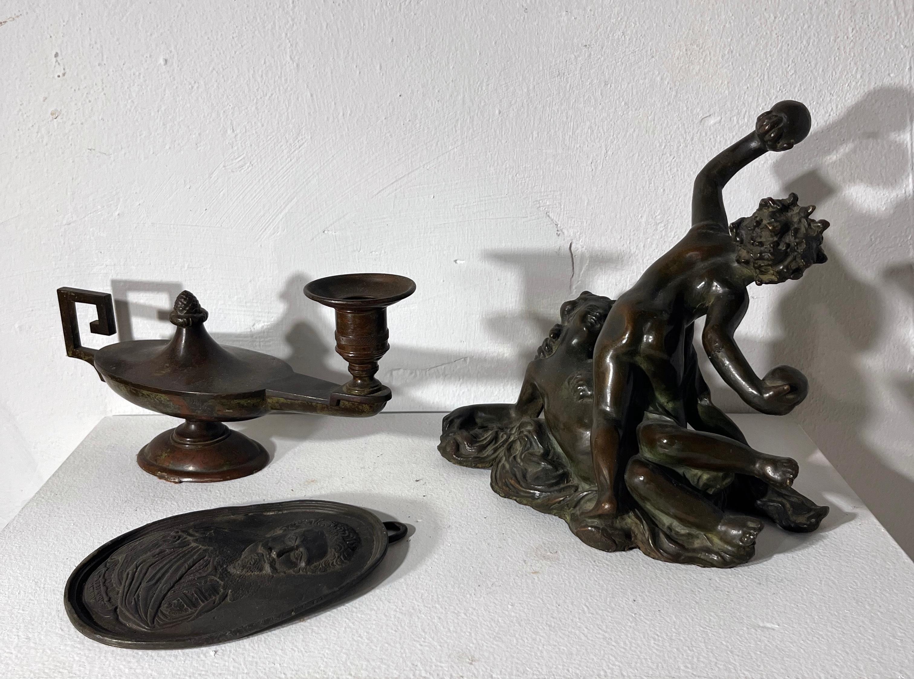 Angelot: H. H. 8 x L. 8 x P. 6
Lampe a olio: H. H. 9 x L. 3 x D. A.
 Ritratto su médaille ovale in bronzo: H. H. 5 x L. 5 x P. 4