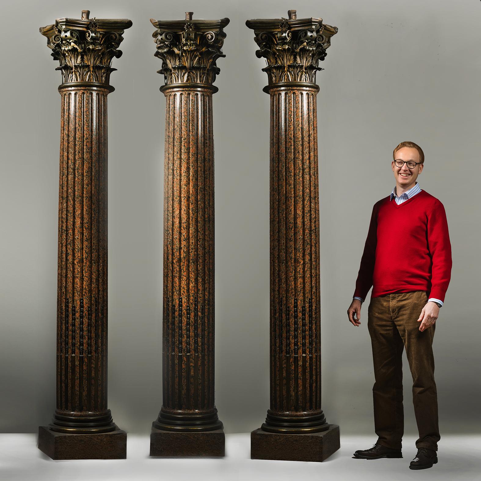 Ein Satz von drei korinthischen Säulen im neoklassischen Stil aus vergoldeter Bronze und rotem Granit nach dem Modell von Pierre Gouthière.  

Jedes Akanthusblatt an den Kapitellen einzeln gegossen. Die Qualität der Bronzen ist außergewöhnlich und