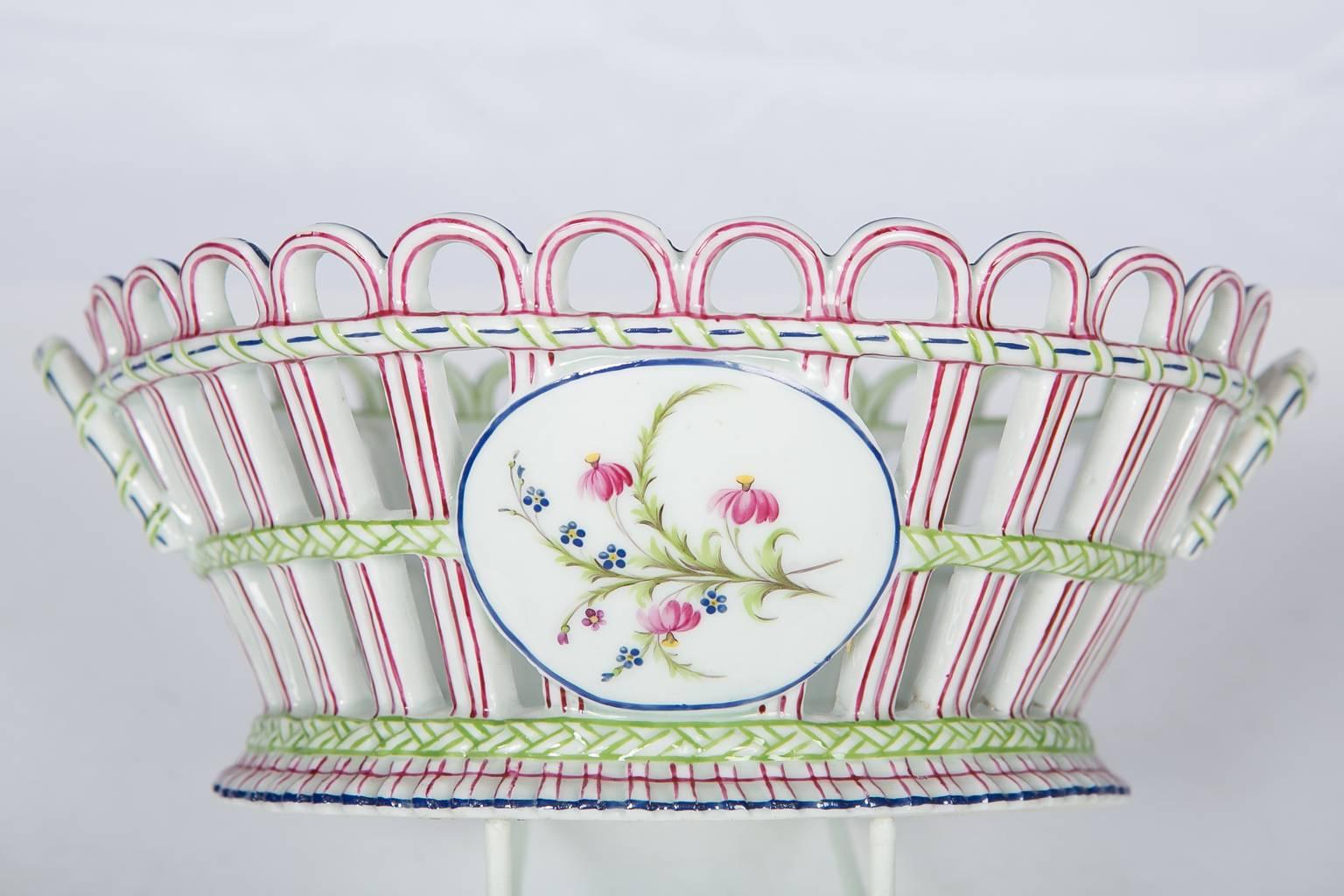 Three Antique Porcelain Pink and Green Niderviller Open-Work Baskets Circa 1800 In Good Condition In Katonah, NY