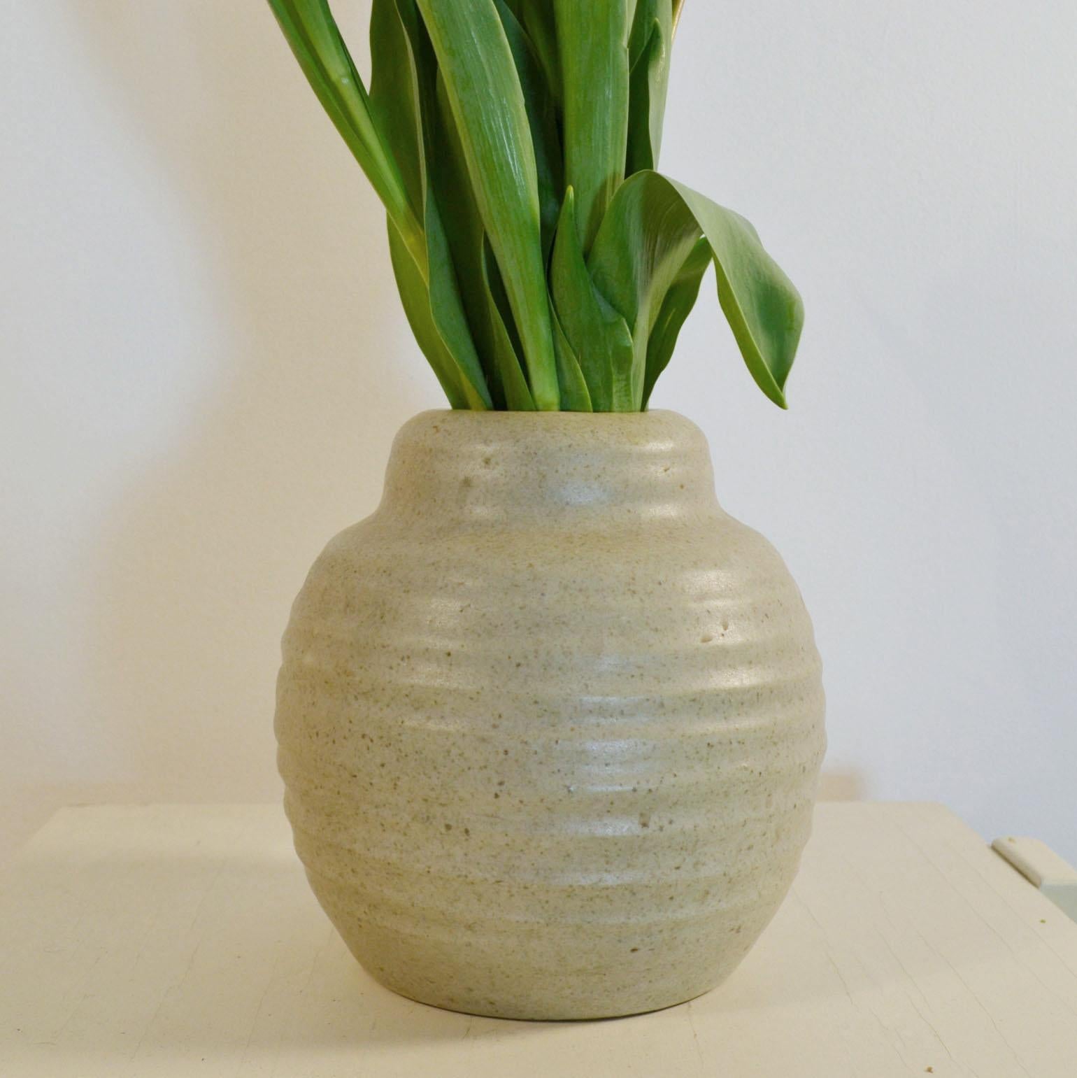 Three Off White Ceramic Studio Pottery Vases In Excellent Condition For Sale In London, GB