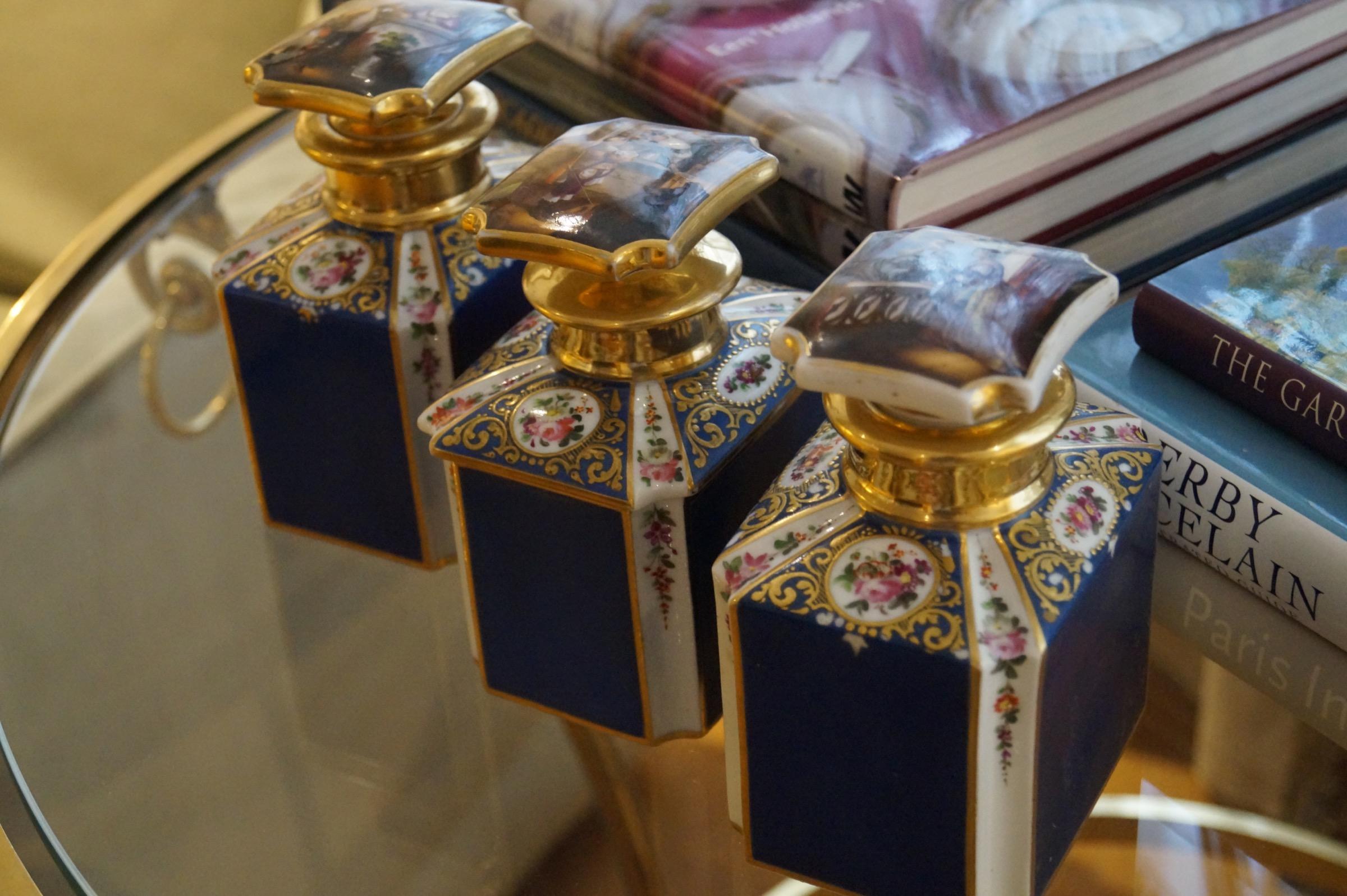 Three Old Paris Porcelain Tea Caddies, circa 1850 In Good Condition For Sale In Haarlem, Noord-Holland