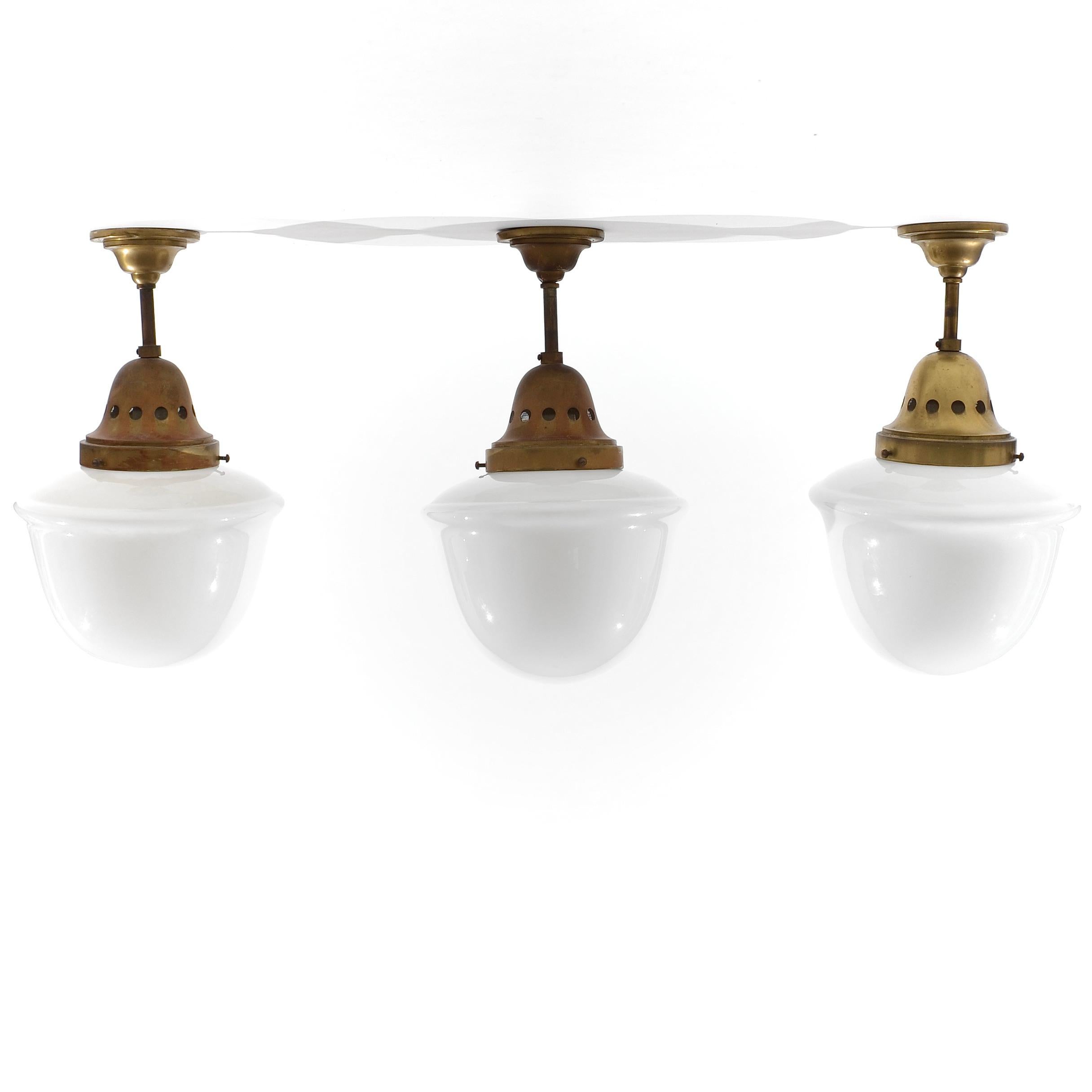 Fabricada con generosidad y delicadeza, la estructura de latón soporta con orgullo el elegante globo opalino para difundir agradablemente la luz por toda la habitación.

BAG, entiéndase la 