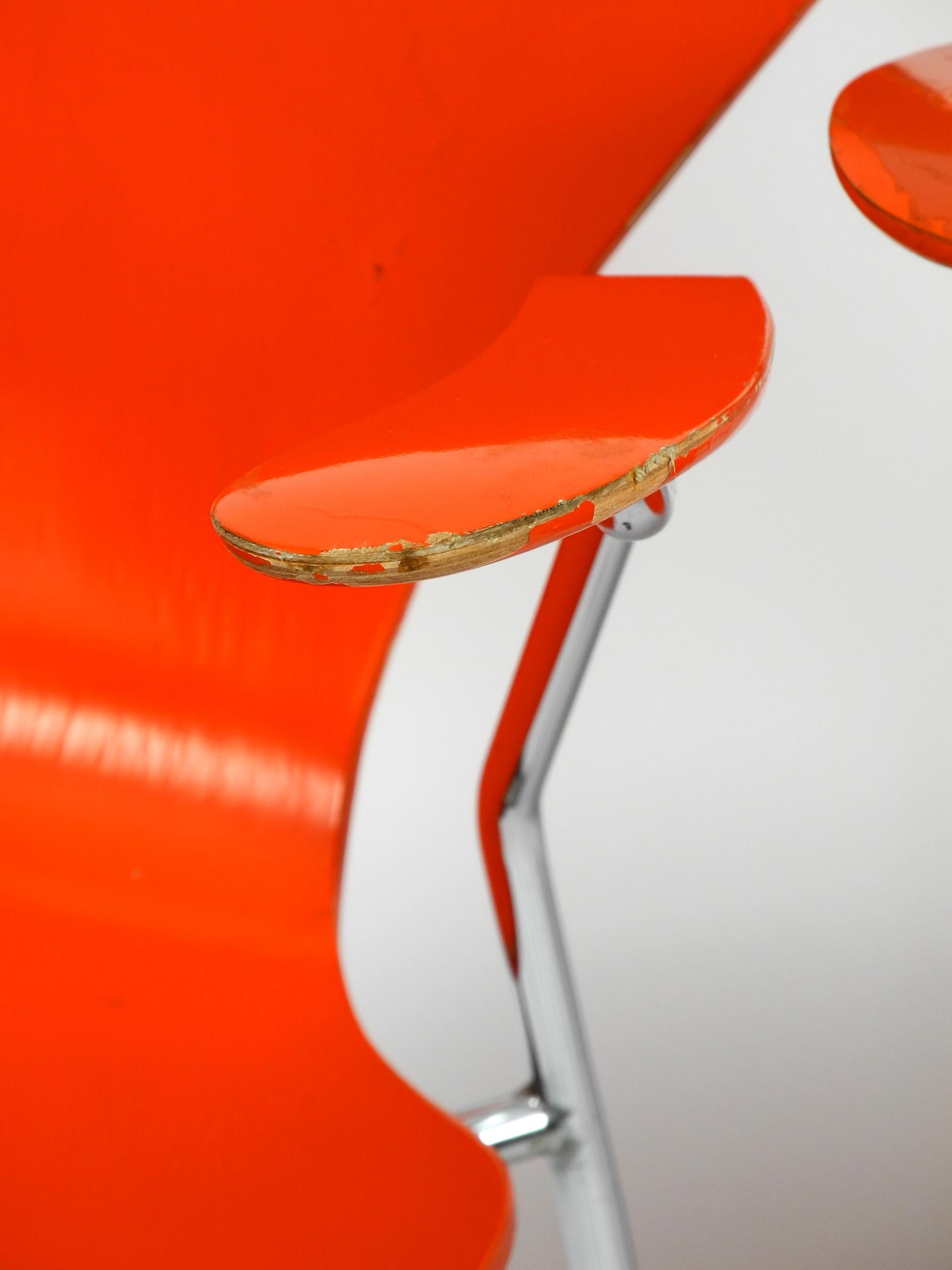 Trois fauteuils originaux Arne Jacobsen en orange Mod. 3207 de 1982 en vente 3