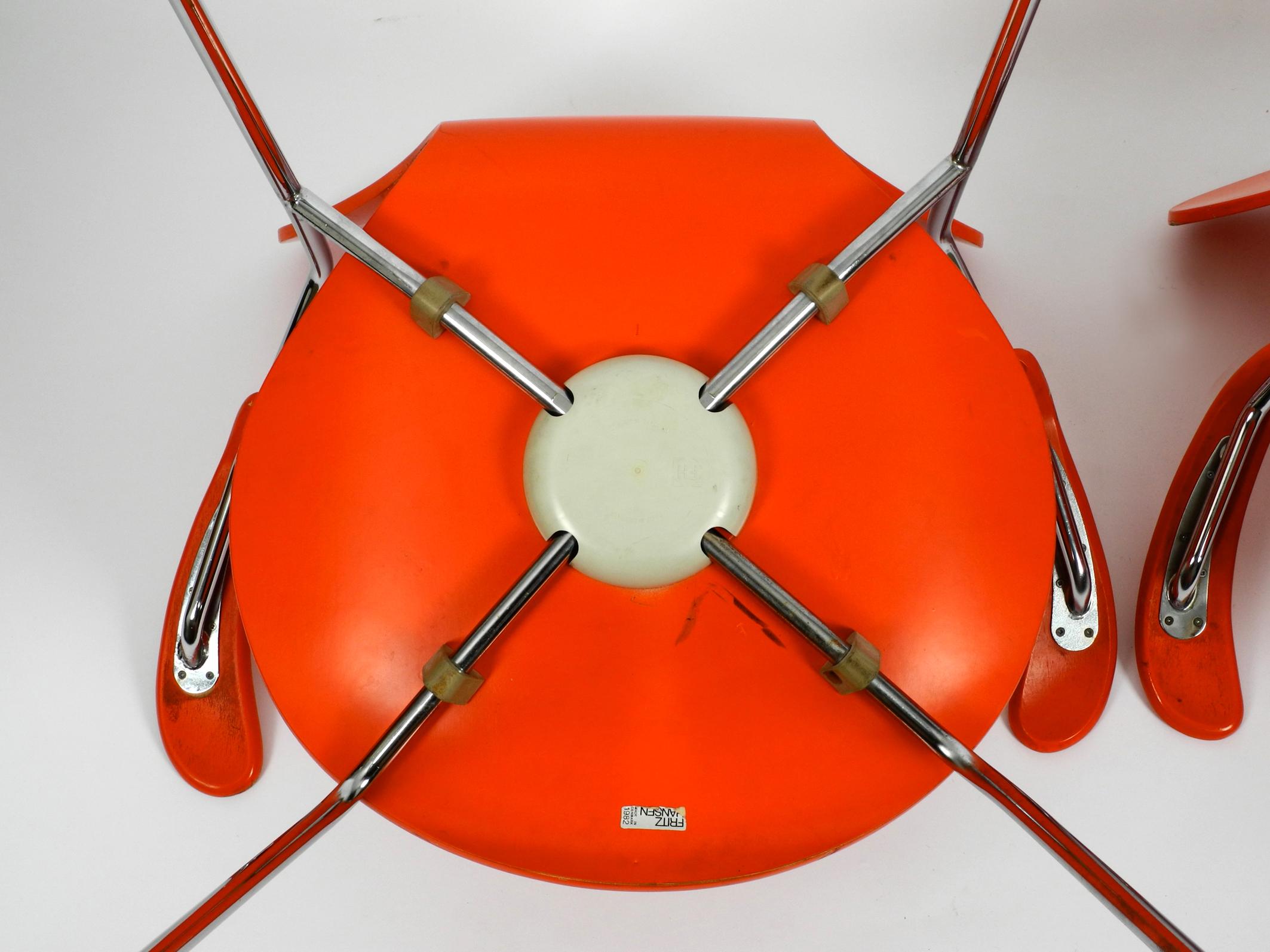 Trois fauteuils originaux Arne Jacobsen en orange Mod. 3207 de 1982 en vente 10