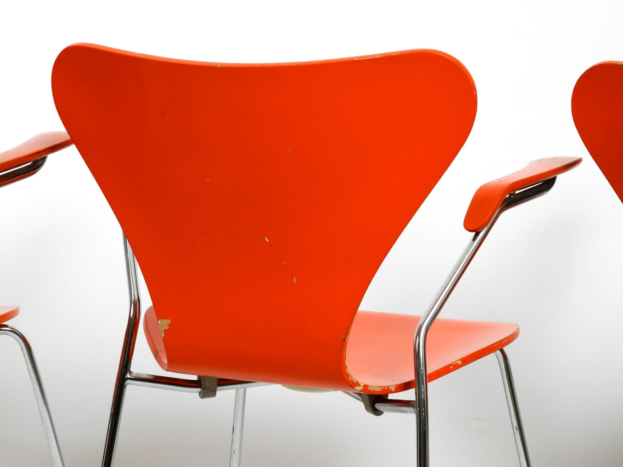 Trois fauteuils originaux Arne Jacobsen en orange Mod. 3207 de 1982 en vente 13