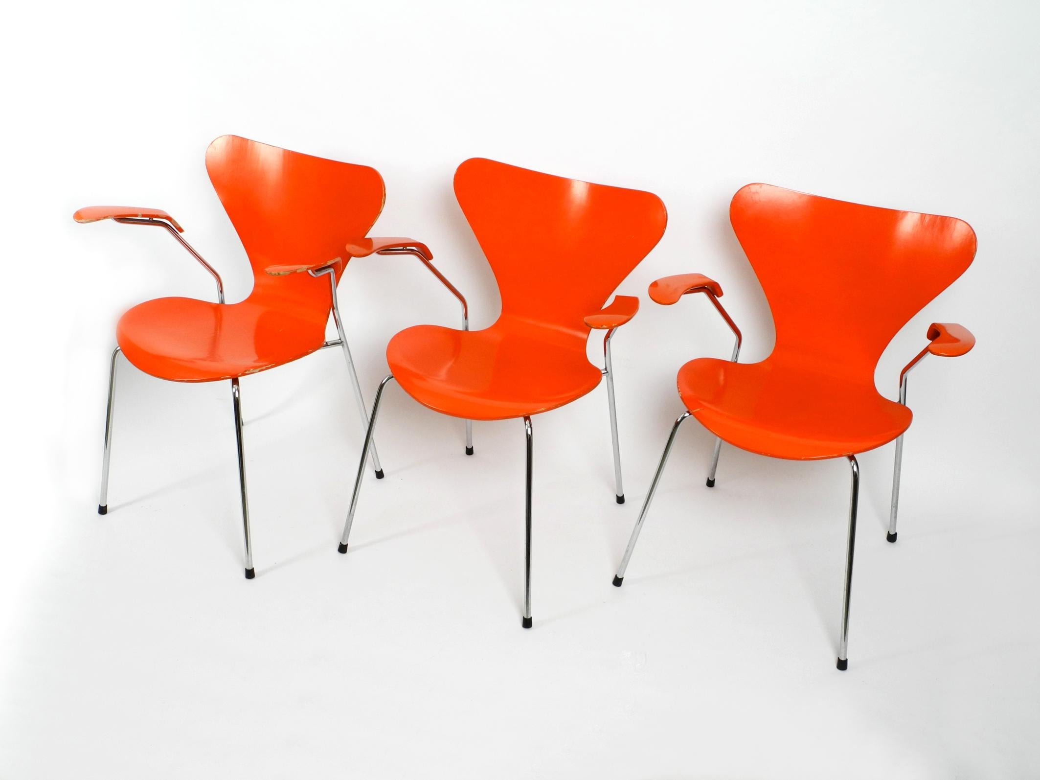 Mid-Century Modern Trois fauteuils originaux Arne Jacobsen en orange Mod. 3207 de 1982 en vente