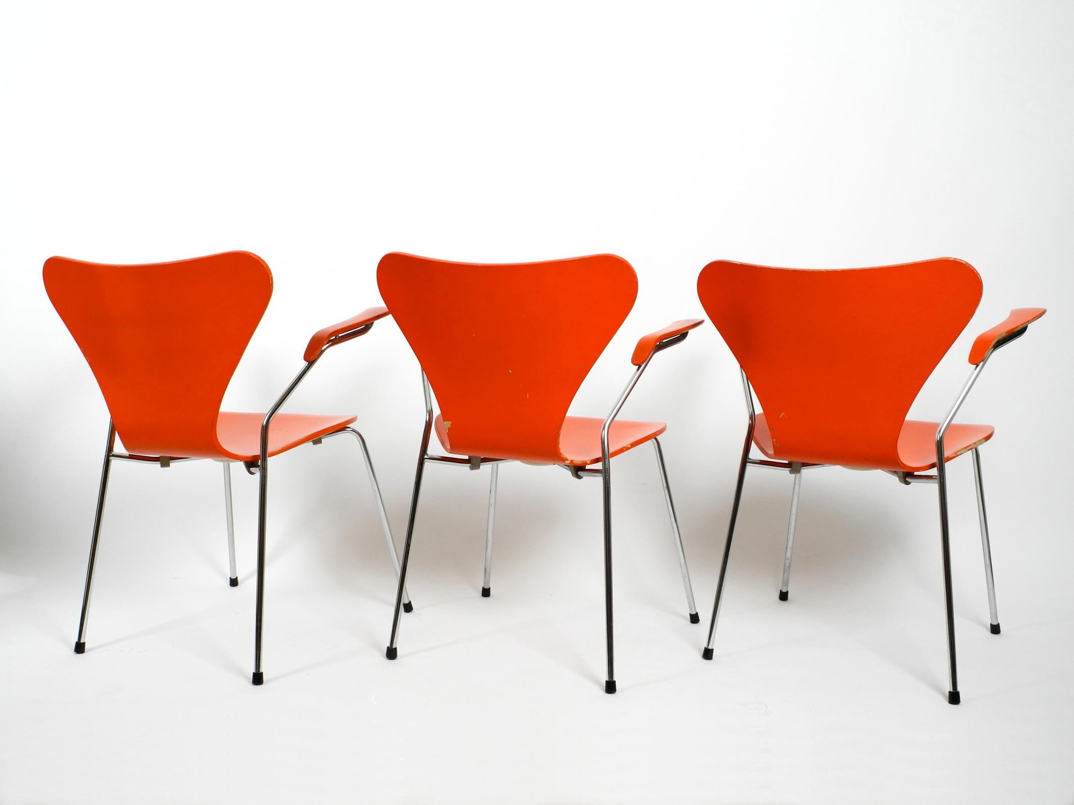 Danois Trois fauteuils originaux Arne Jacobsen en orange Mod. 3207 de 1982 en vente