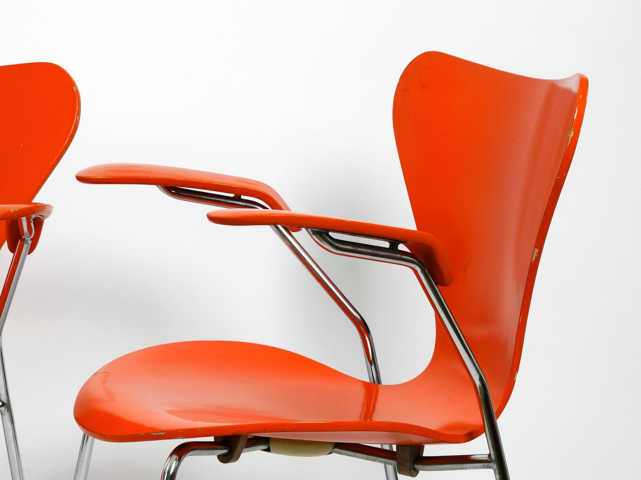 Drei originale Arne Jacobsen-Sessel in Orange, Mod. 3207 von 1982 (Ende des 20. Jahrhunderts) im Angebot