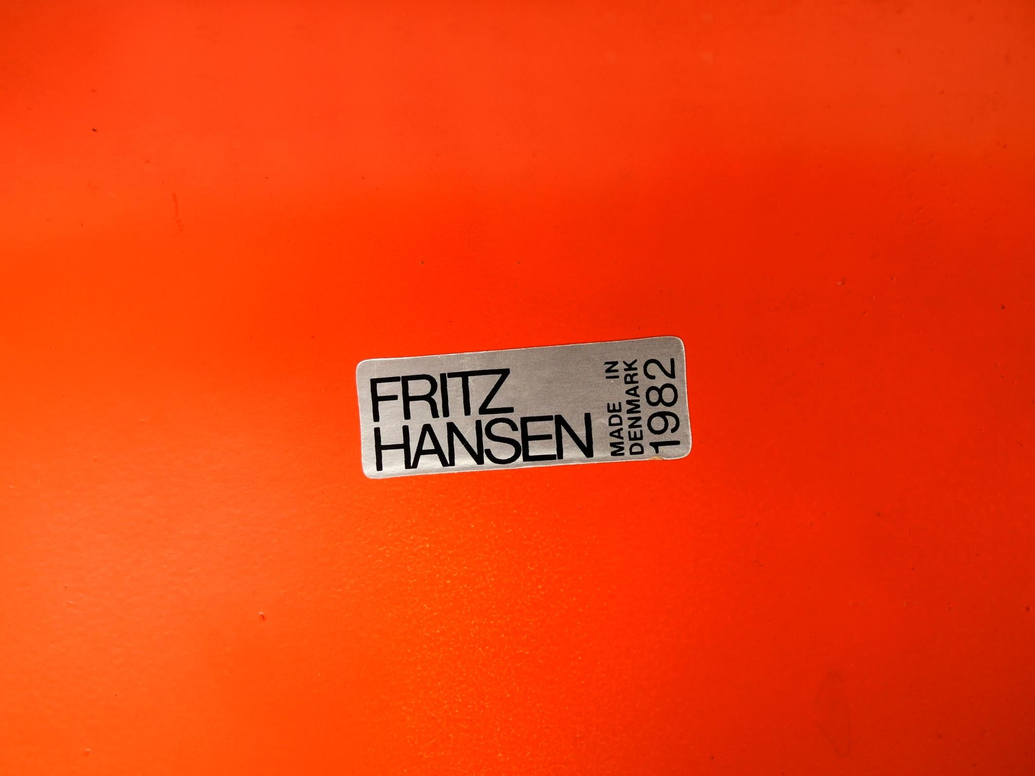 Drei originale Arne Jacobsen-Sessel in Orange, Mod. 3207 von 1982 (Metall) im Angebot