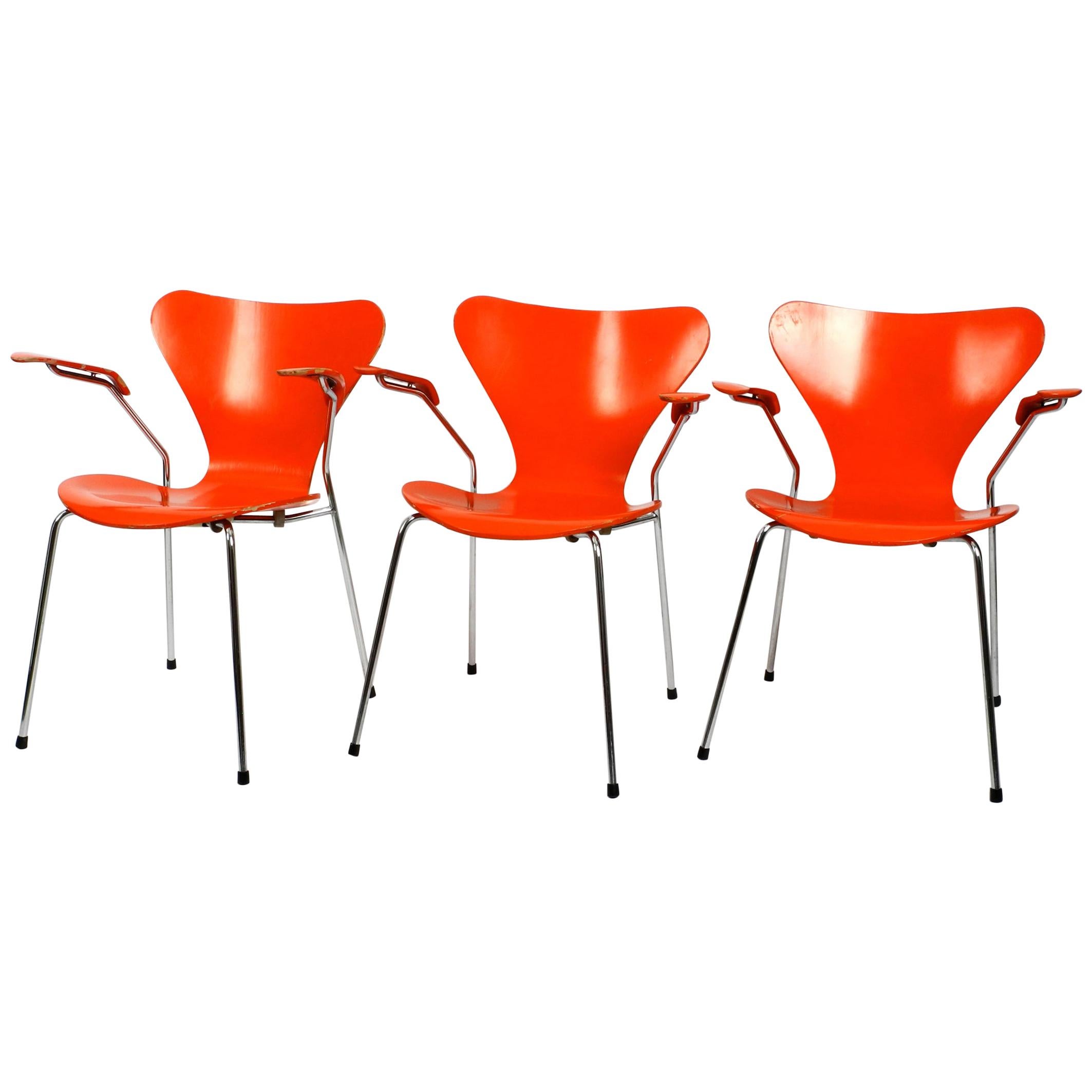 Trois fauteuils originaux Arne Jacobsen en orange Mod. 3207 de 1982 en vente