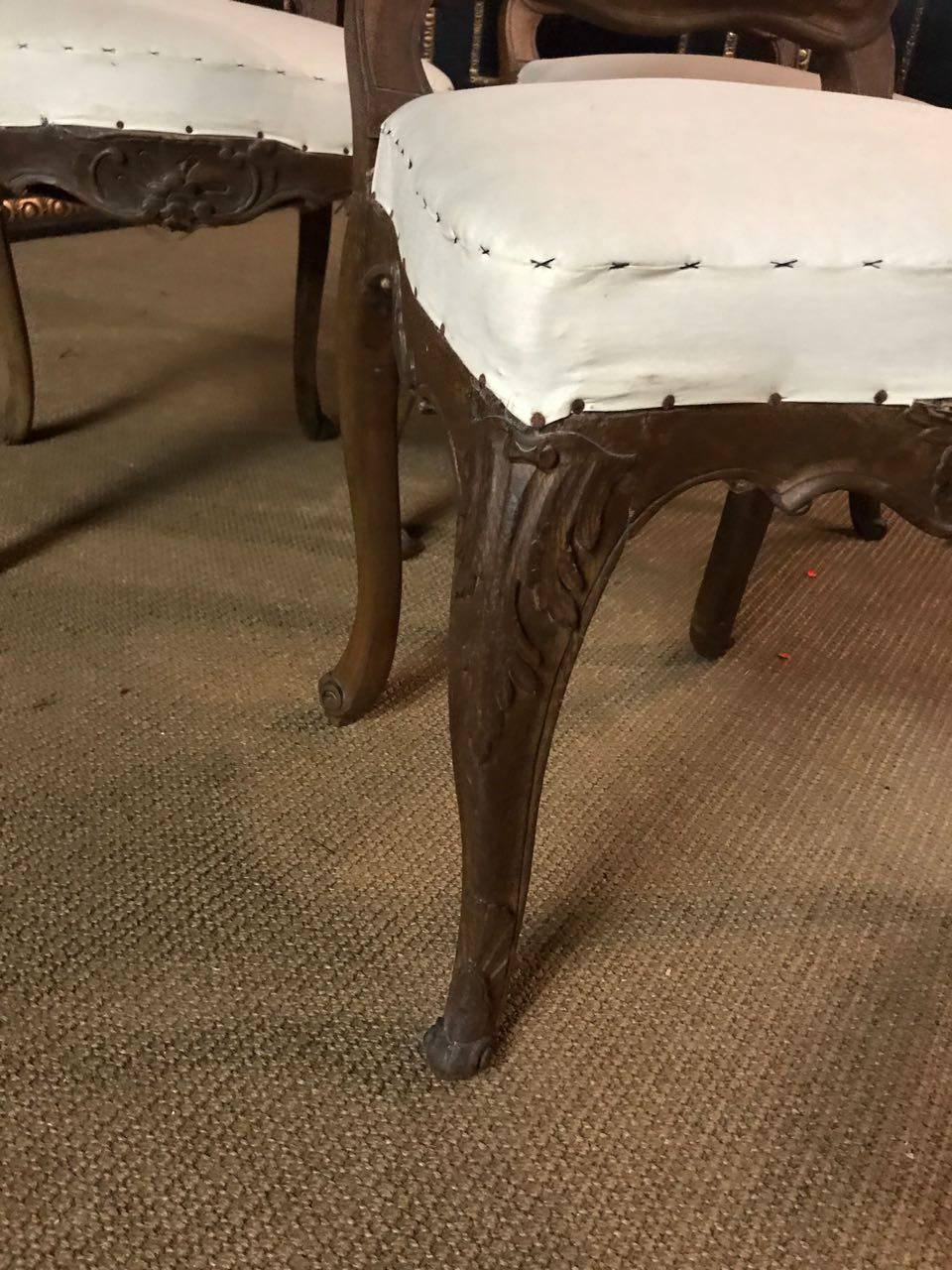 Drei originale Barockstühle aus massivem Nussbaumholz, um 1740 im Zustand „Gut“ im Angebot in Berlin, DE