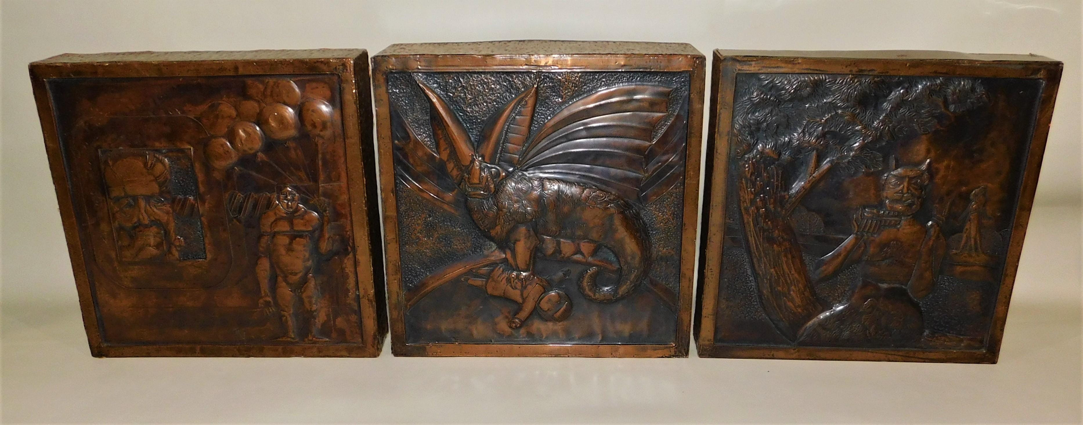 Tre opere d'arte figurative originali in rame e metallo martellato a mano su legno di un artista sconosciuto. Simile a un altro pezzo che abbiamo elencato dell'artista muralista in rame Laszlo Buday, ma non possiamo confermare che sia stato lui a