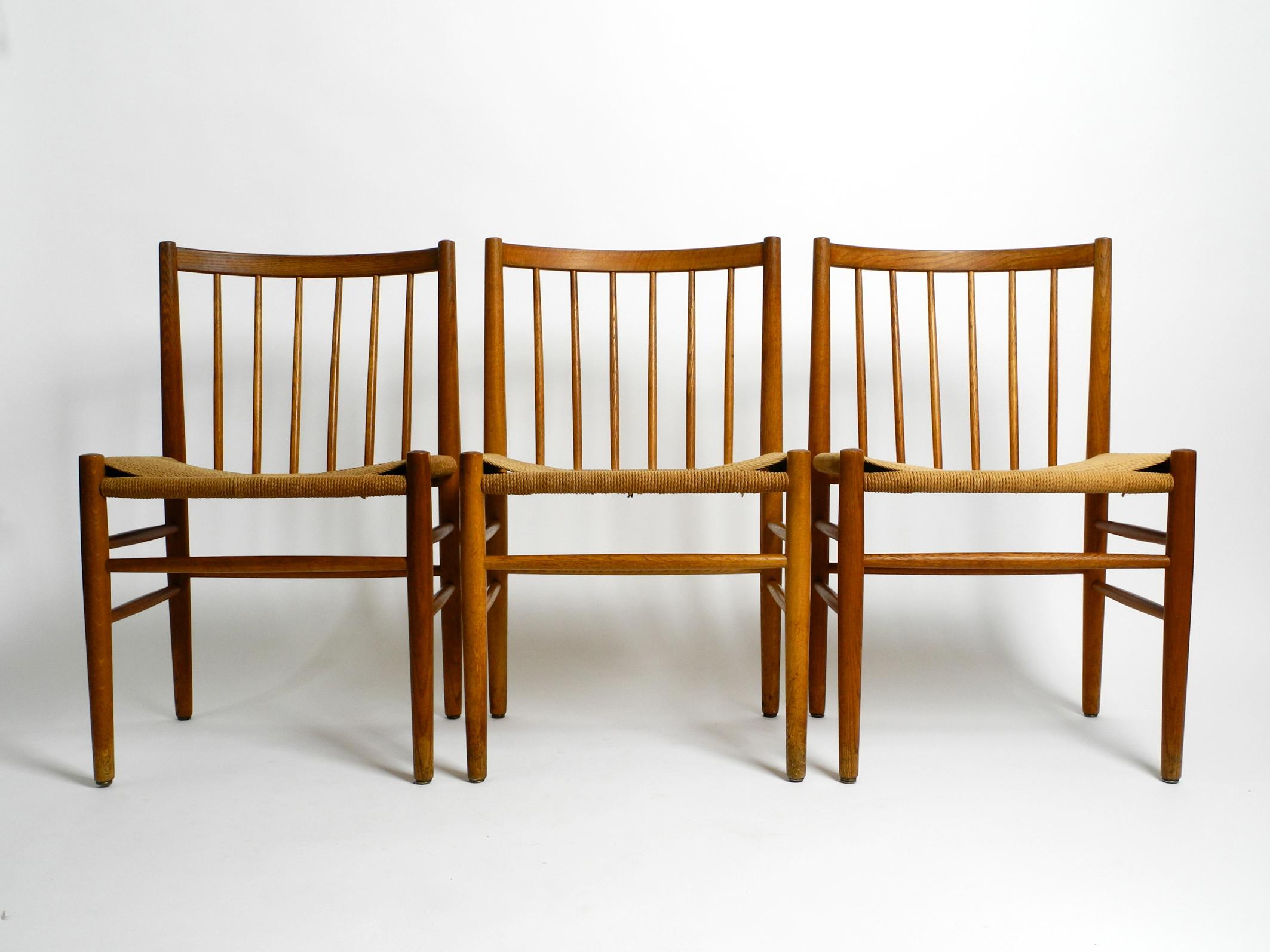 Three original mid century Jørgen Bækmark J80 dark oak dining chairs.
Manufactured by FDB MØBLER in the 1950s. Made in Denmark.
No new reproduction, which has been since the occasion of Jørgen Bækmark's 90th birthday.
In the 1950s, Jørgen Bækmark