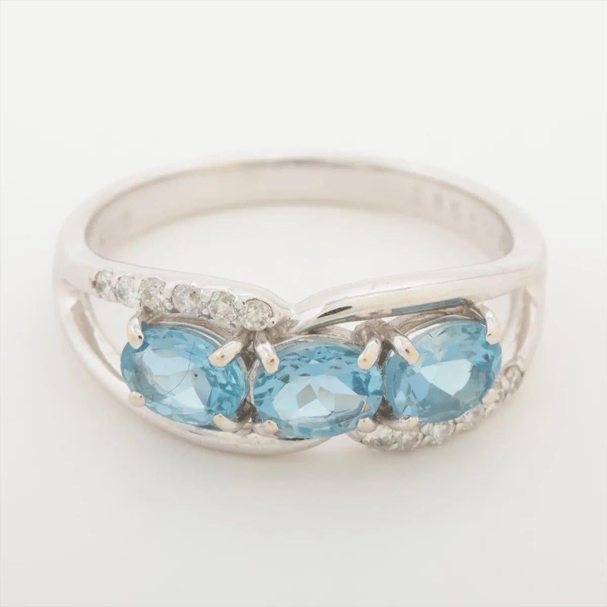 L'anello Three Oval Aquamarine Diamond in oro bianco presenta al centro tre luminose gemme di acquamarina dal taglio ovale che irradiano una serena tonalità blu oceano.  Ad esaltare la brillantezza delle pietre centrali ci sono dodici piccoli